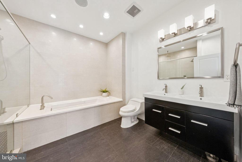 Washington, District of Columbia, 20001, United States, 6 Bedrooms Bedrooms, ,6 BathroomsBathrooms,Residential,For Sale,1983569