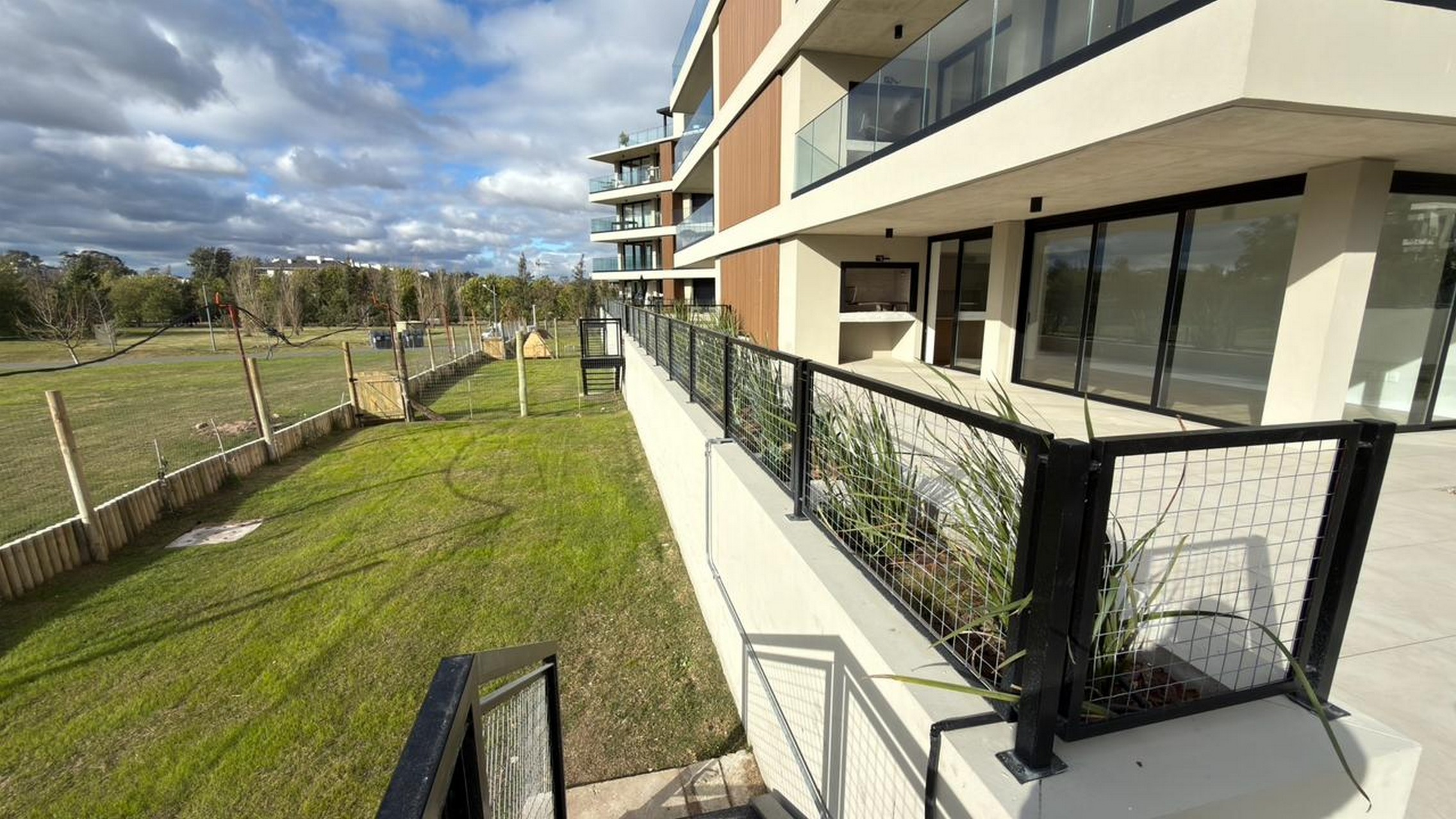  Elegant Garden Apartment in Barrio Parques - 物件實景