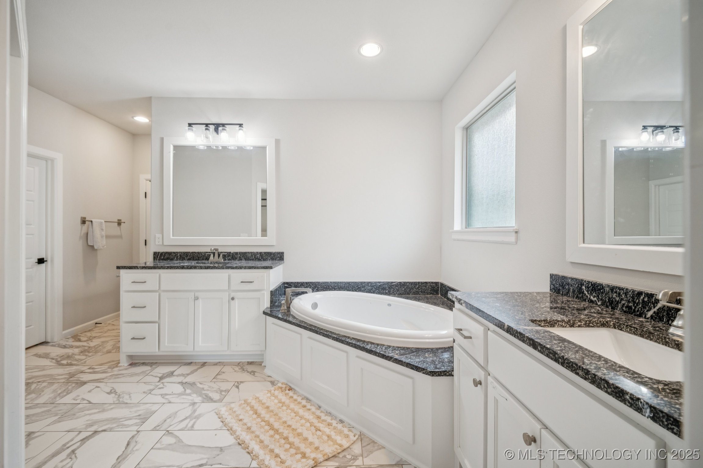 Broken Arrow, Oklahoma, 74011, United States, 5 Bedrooms Bedrooms, ,3 BathroomsBathrooms,Residential,For Sale,1898814