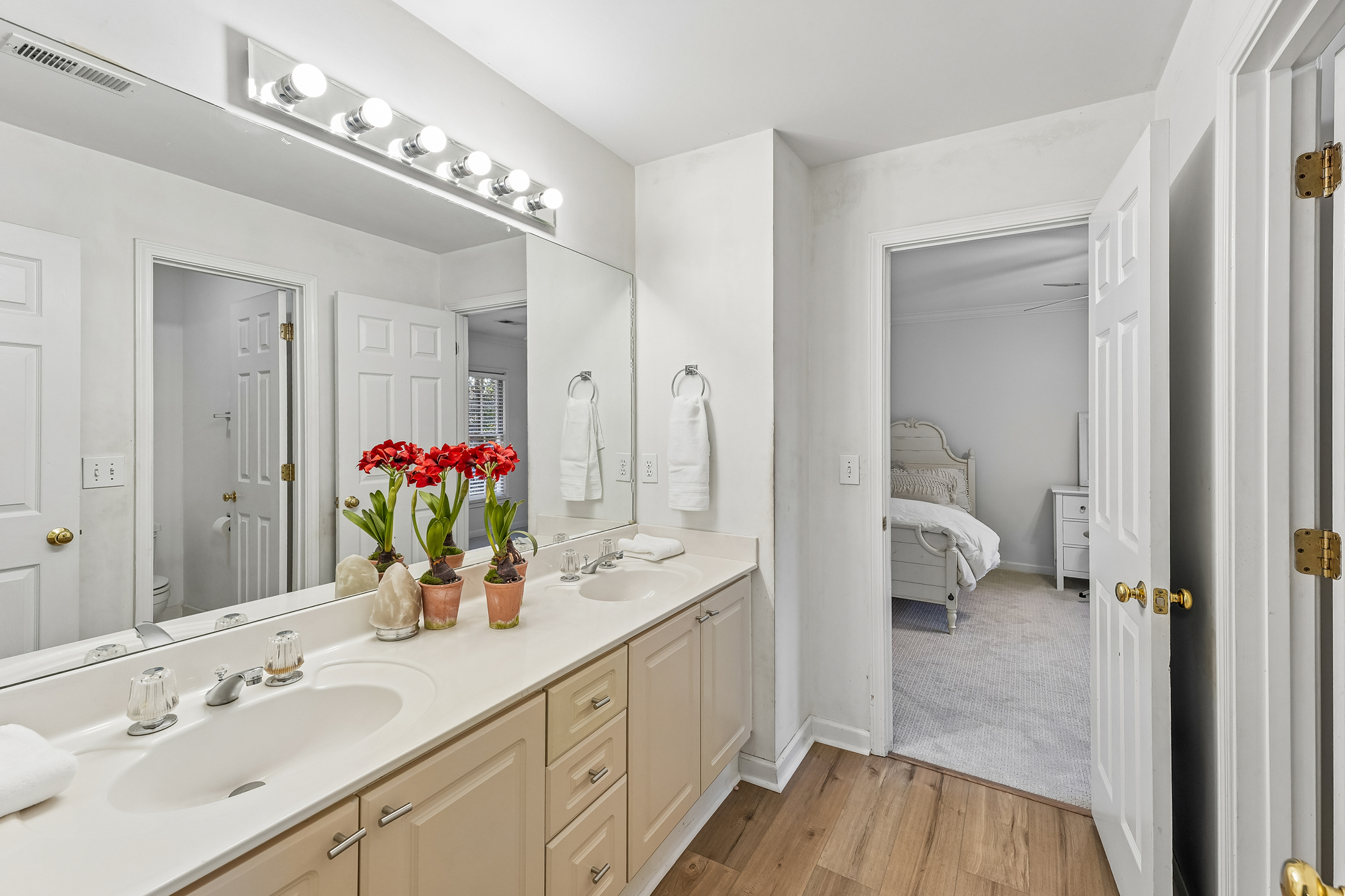  Beautiful, Renovated Daylight Basement Home on Exceptional Lot - 物件實景