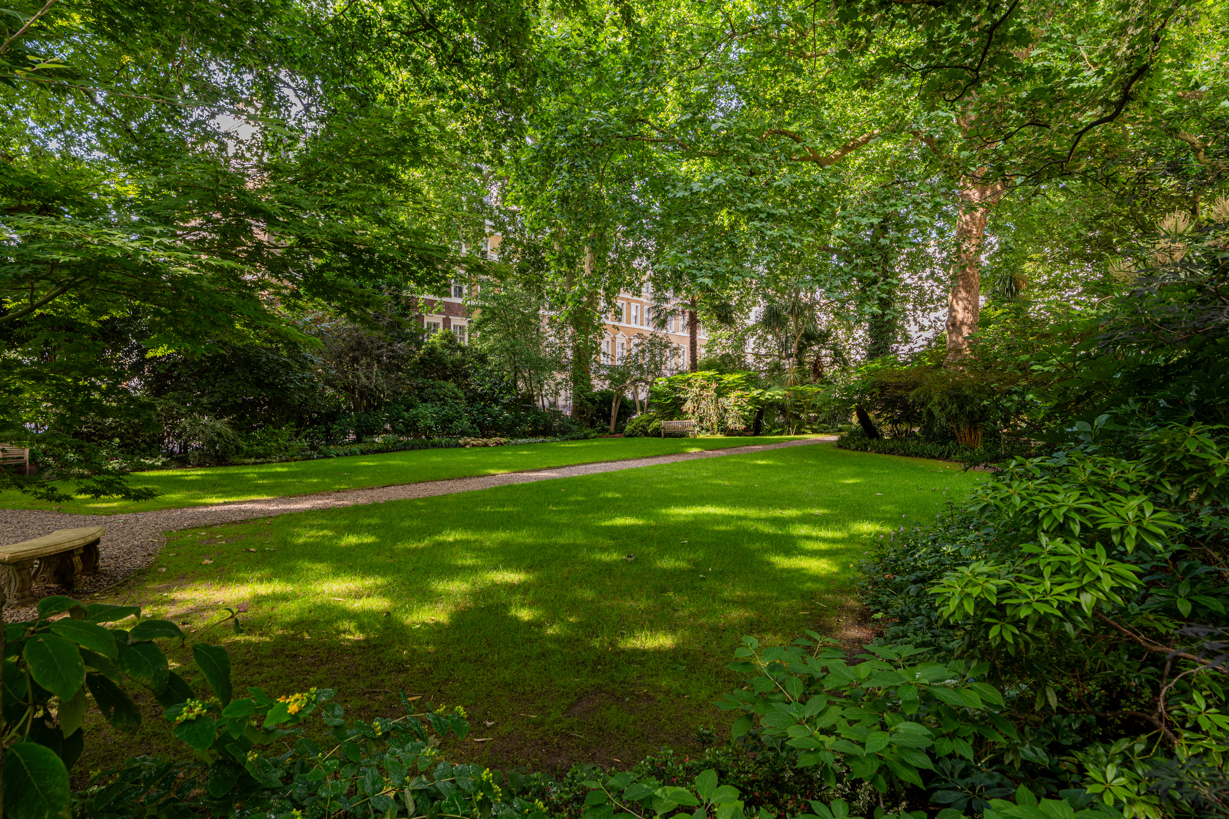  A South-Facing Apartment Overlooking Hyde Park Square
