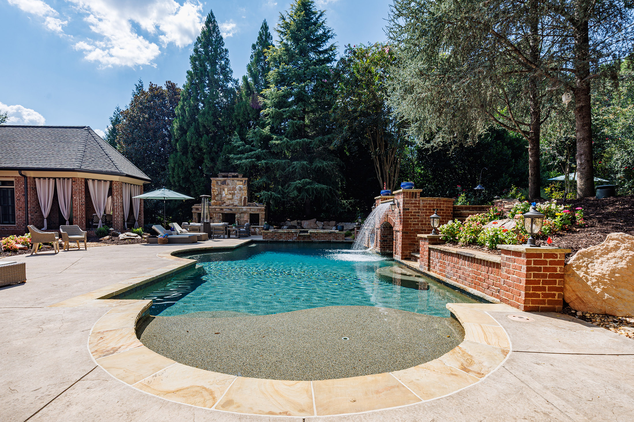  Impressive Brick Estate on a Private Wooded 1+/- Acre Lot in The Manor - 物件實景