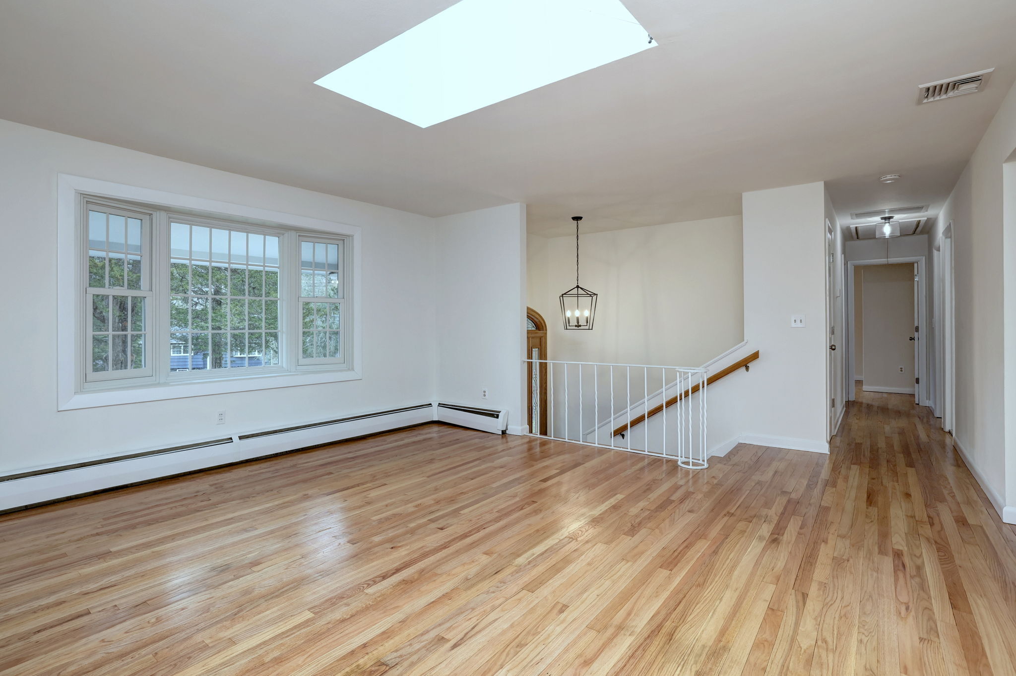 Newtown, Connecticut, 06482, United States, 4 Bedrooms Bedrooms, ,2 BathroomsBathrooms,Residential,For Sale,1990994