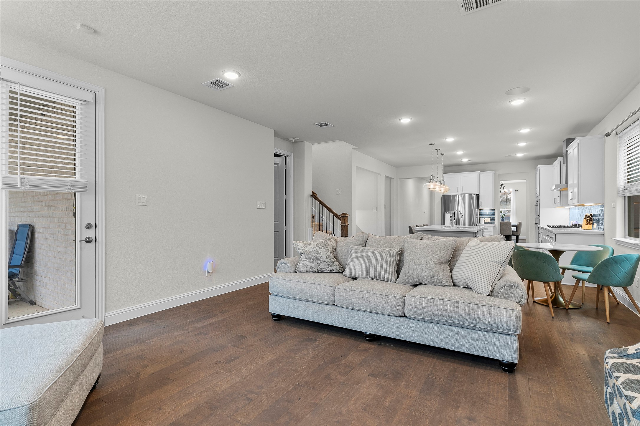Carrollton, Texas, 75010, United States, 4 Bedrooms Bedrooms, ,3 BathroomsBathrooms,Residential,For Sale,1941049