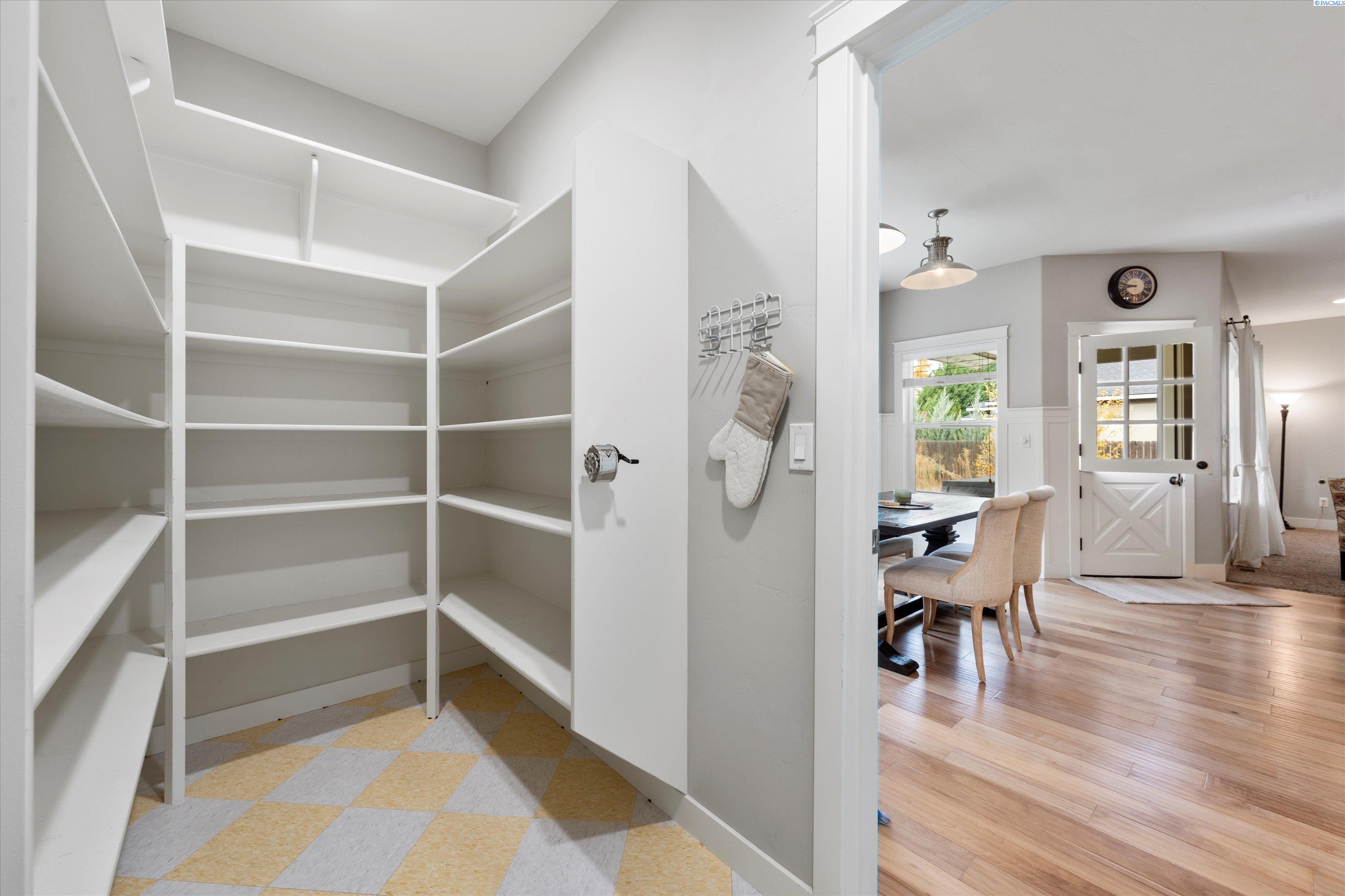 Richland, Washington, 99352, United States, 5 Bedrooms Bedrooms, ,3 BathroomsBathrooms,Residential,For Sale,1987518