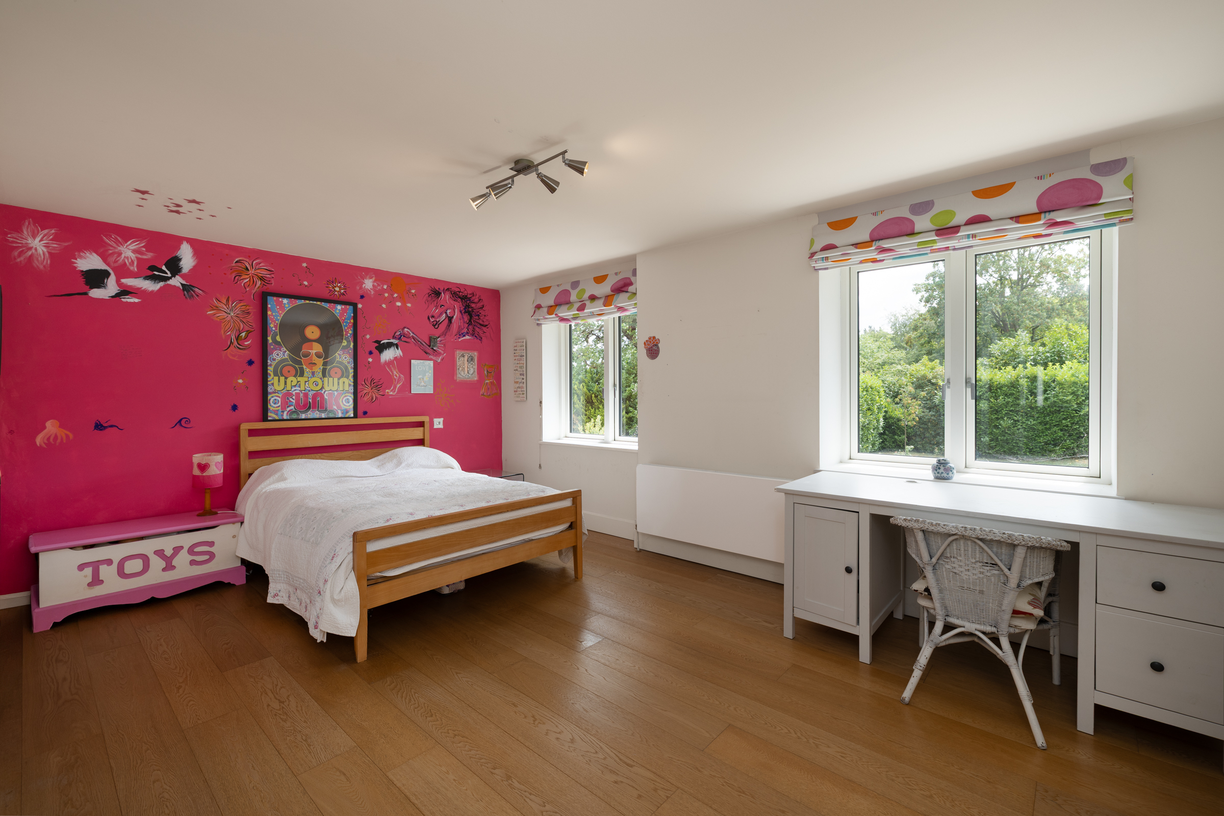 A detached modern six bedroom family house located on the private Coombe Estate - 物件實景