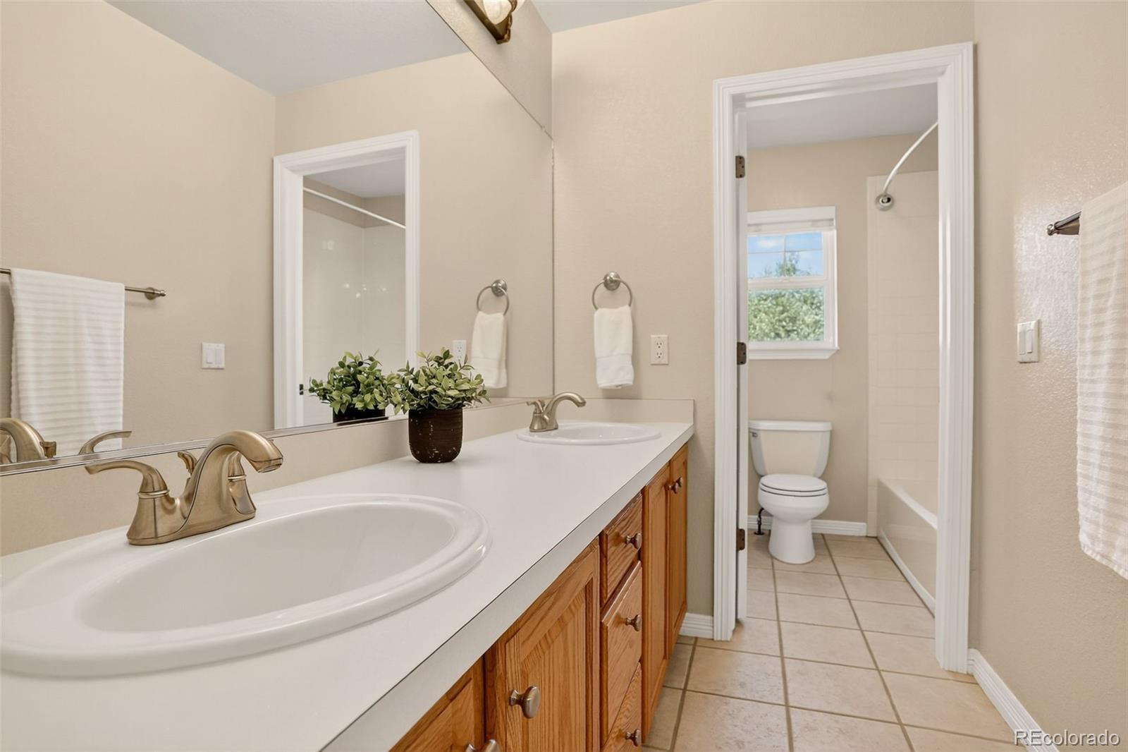 Aurora, Colorado, 80016, United States, 4 Bedrooms Bedrooms, ,4 BathroomsBathrooms,Residential,For Sale,1918774