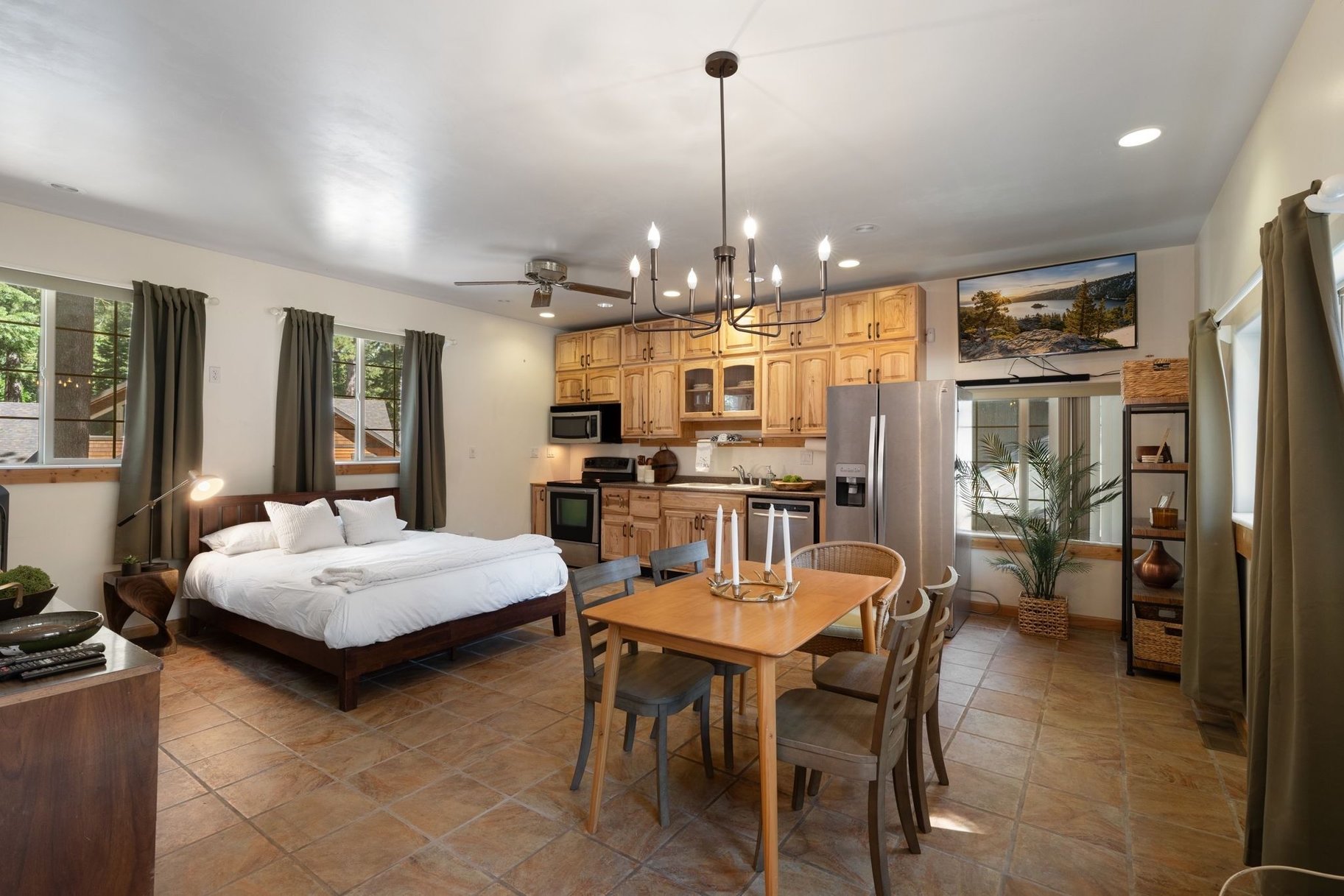  West Shore Gem - An Authentic Pineland Chalet with Detached Garage + Studio - 物件實景