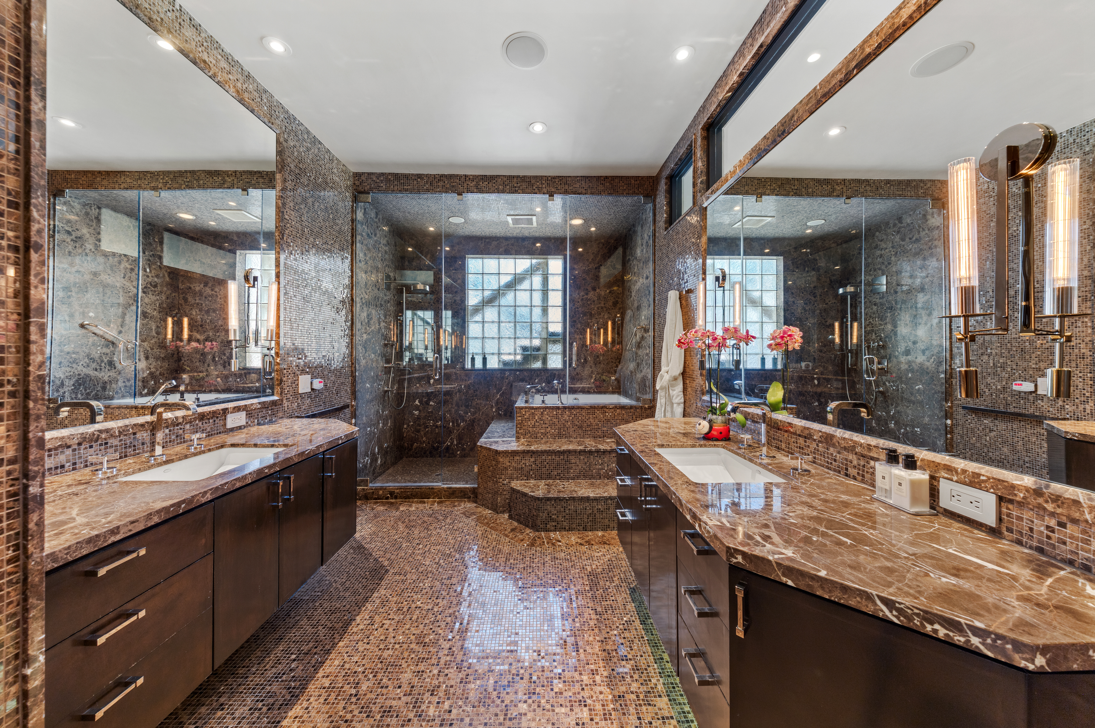  Spectacular Renovated SOMA Home with Rare Museum-Like 7-Car Garage - 物件實景