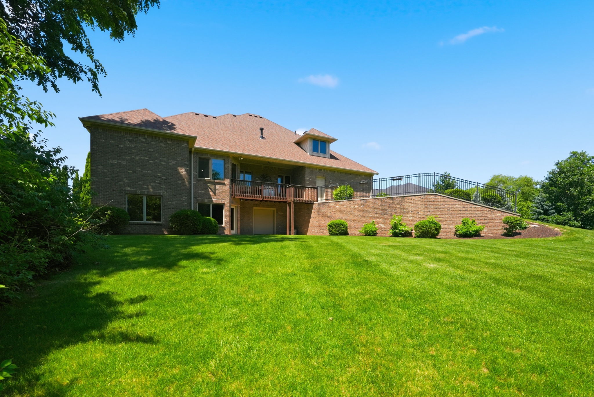  All-Brick Custom Home Tucked Away on Quiet Cul-De-Sac - 物件實景