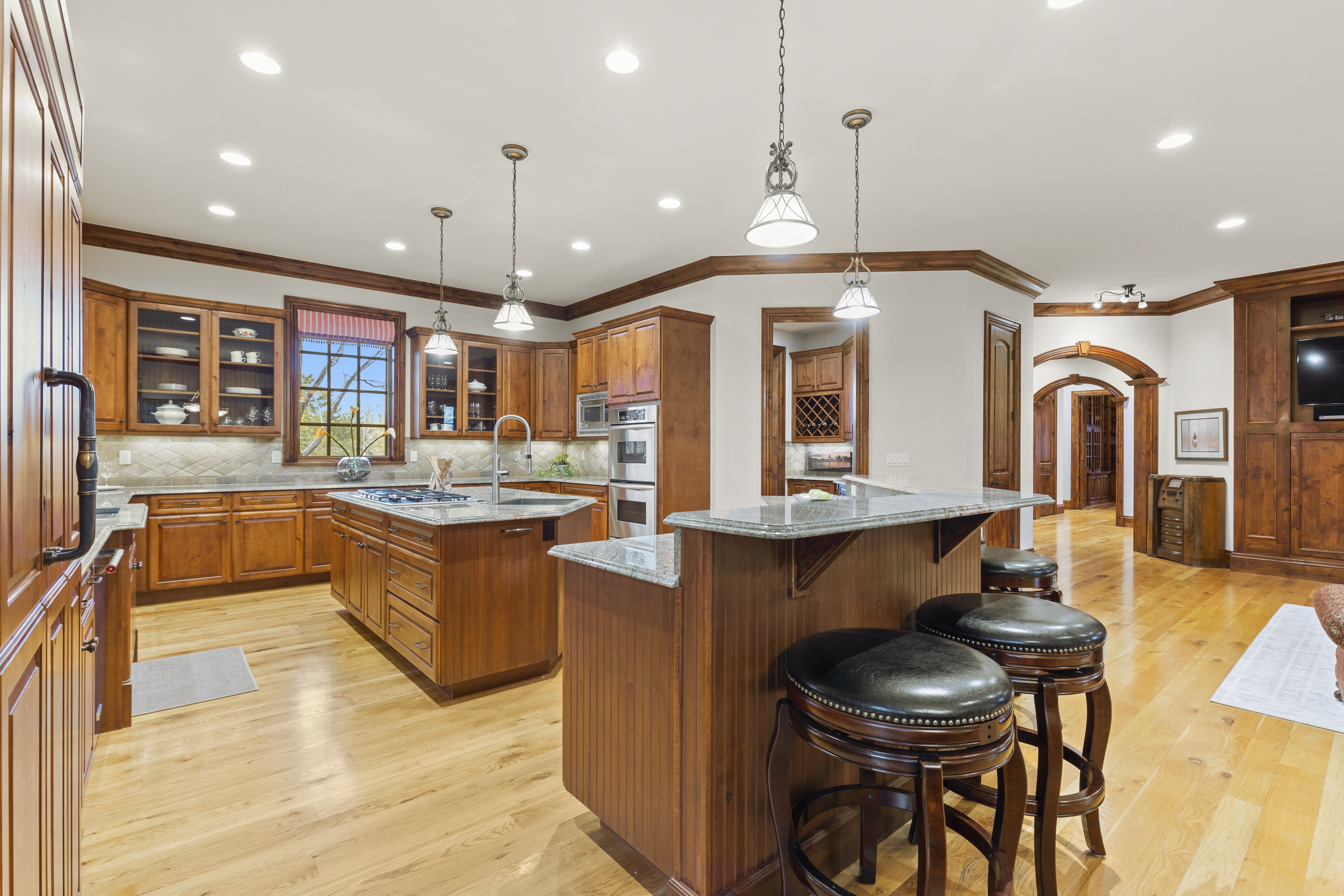  LUXURY LIVING IN LOWRY TIMELESS ENGLISH TUDOR EXPANSIVE LOT ON 6TH AVENUE PKWY - 物件實景