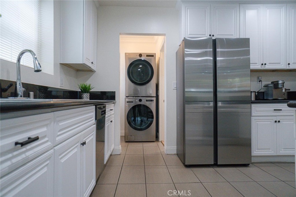 Los Angeles, California, 90043, United States, 3 Bedrooms Bedrooms, ,2 BathroomsBathrooms,Residential,For Sale,1921783