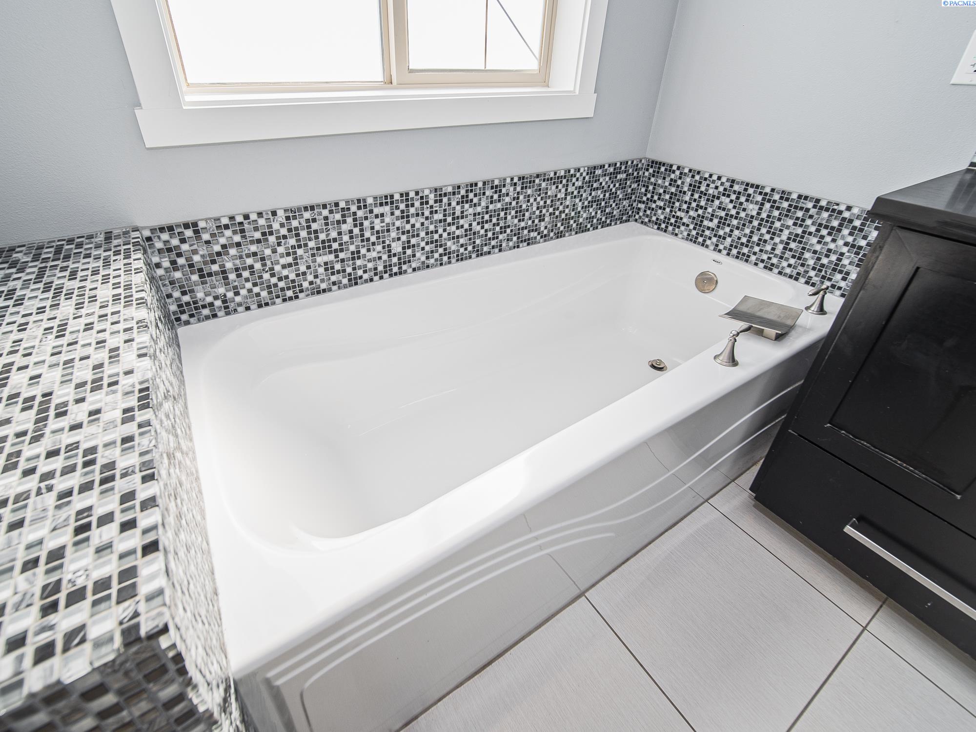 Pasco, Washington, 99301, United States, 4 Bedrooms Bedrooms, ,3 BathroomsBathrooms,Residential,For Sale,1933417