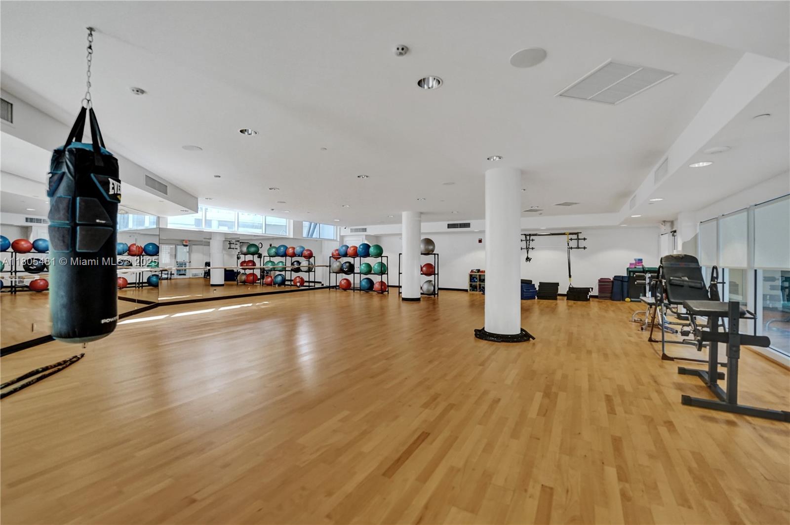 Aventura, Florida, 33180, United States, 2 Bedrooms Bedrooms, ,2 BathroomsBathrooms,Residential,For Sale,1827692
