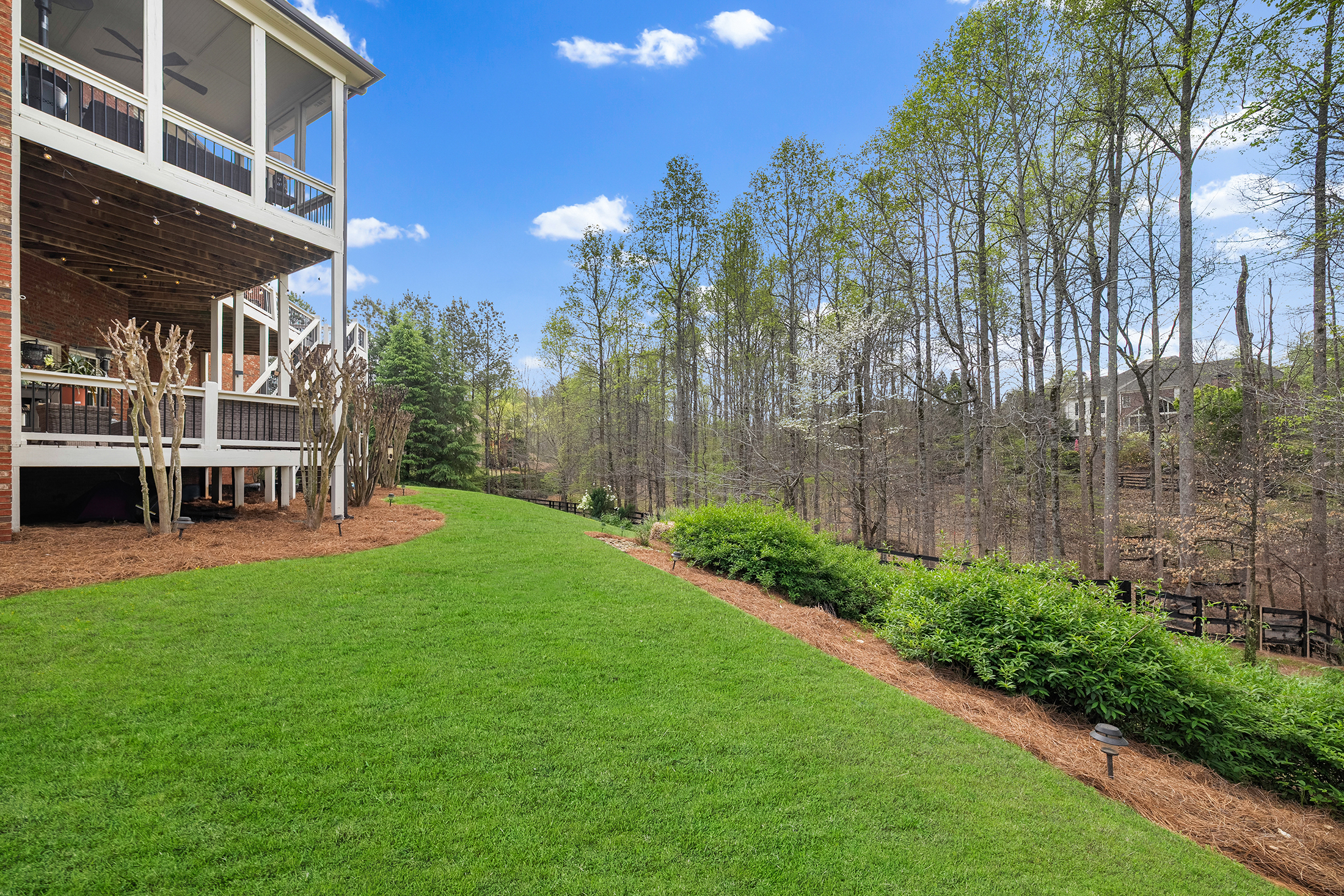  Meticulous Brick Estate Blends Timeless Architecture with Elevated Design - 物件實景