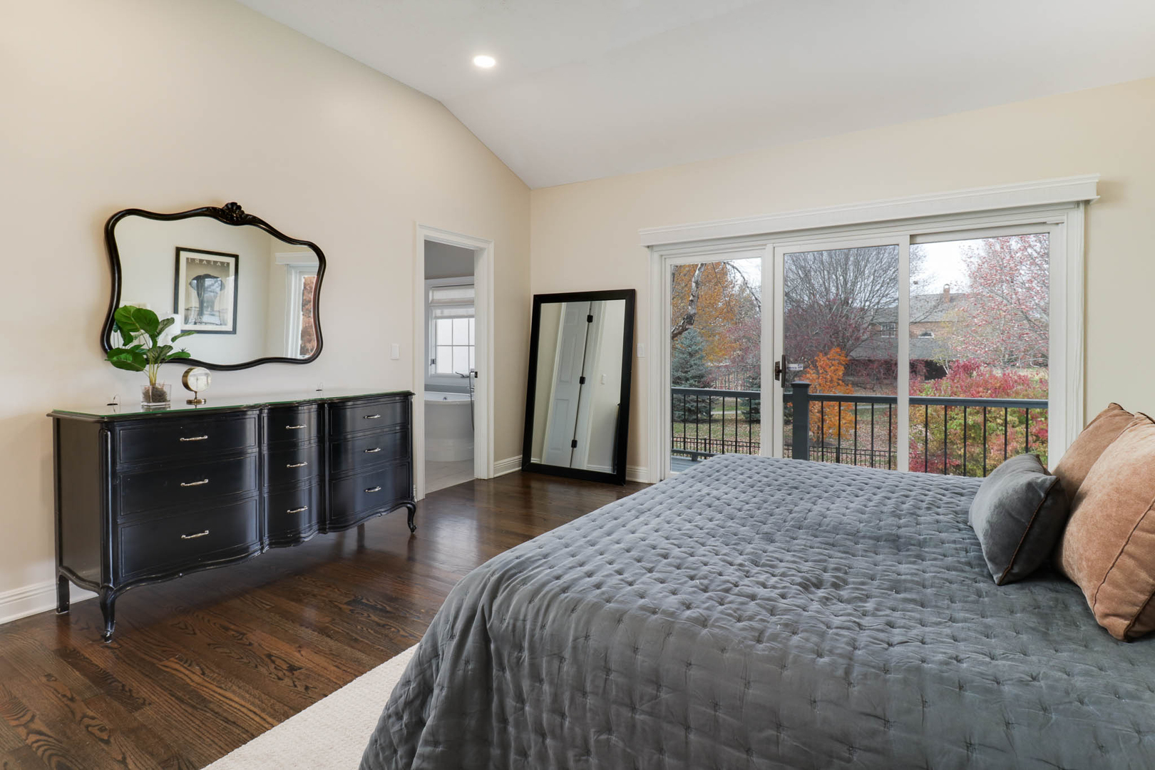 Bloomington, Illinois, 61704, United States, 5 Bedrooms Bedrooms, ,4 BathroomsBathrooms,Residential,For Sale,1991973