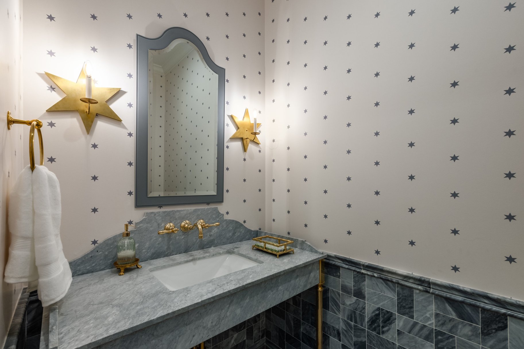  Timeless Colonial Charm Meets Refined Modern Luxury In This Storybook Retreat - 物件實景