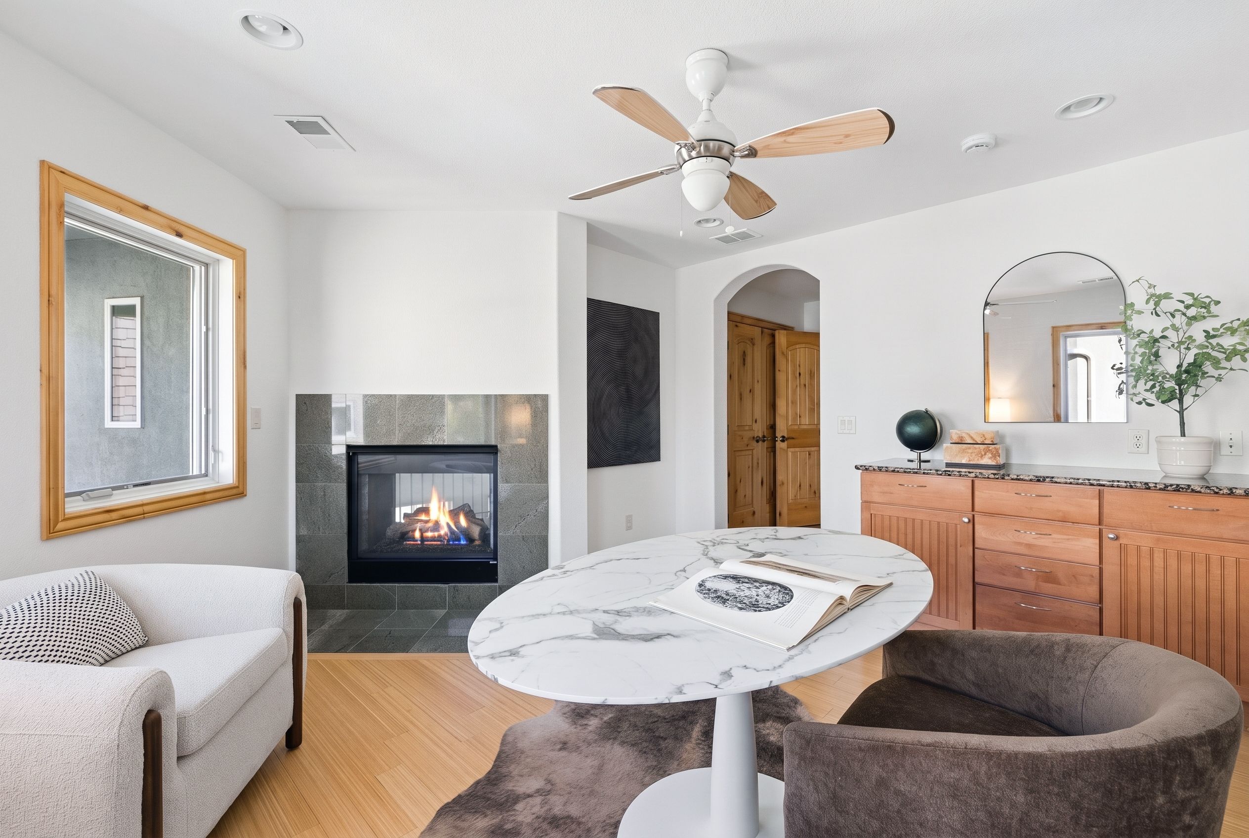  2895 S Cook Street  Finished Walkout Home - 物件實景