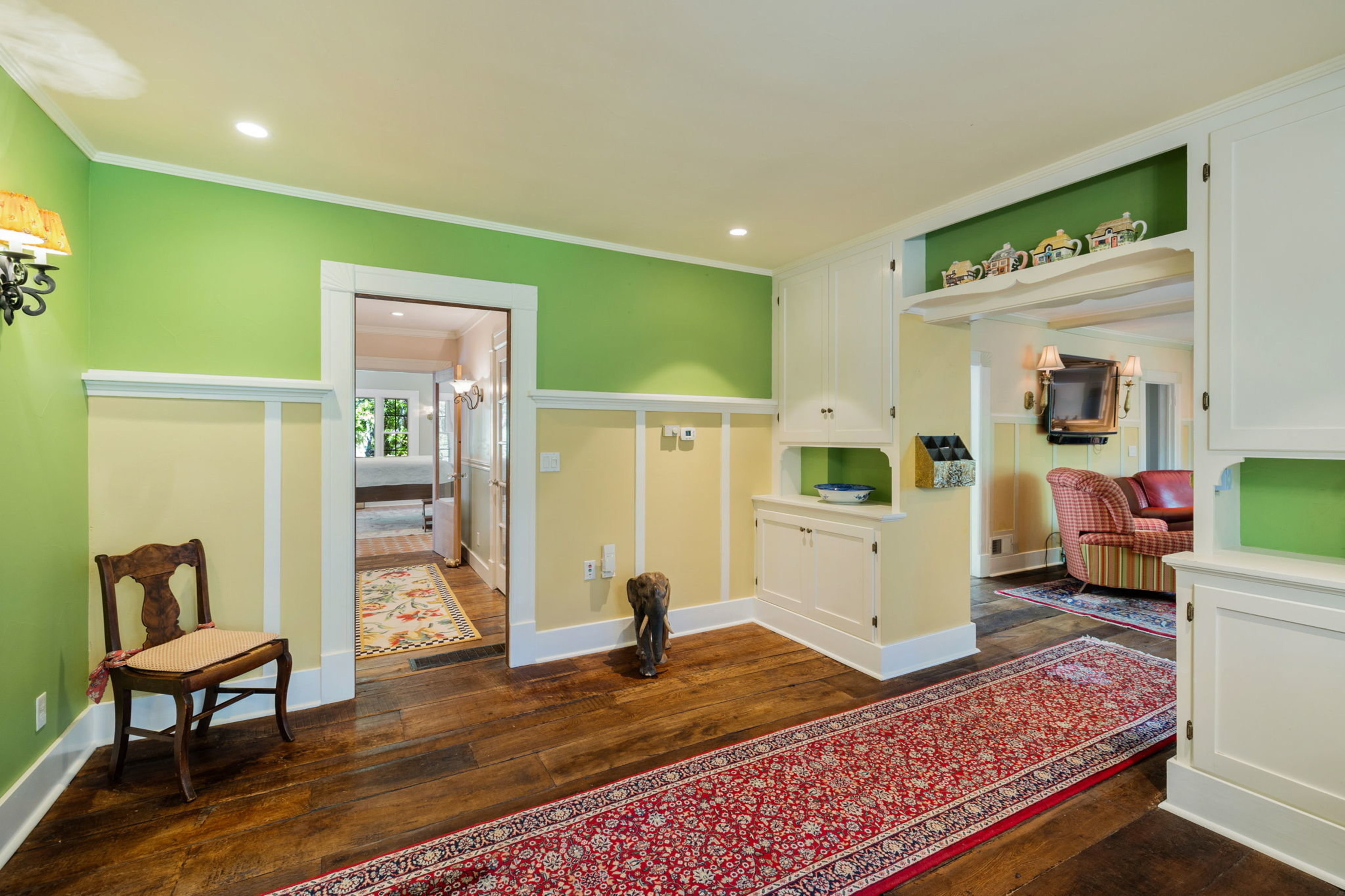  Historic home with 2 guest homes on 1.24 acres with a pool - 物件實景