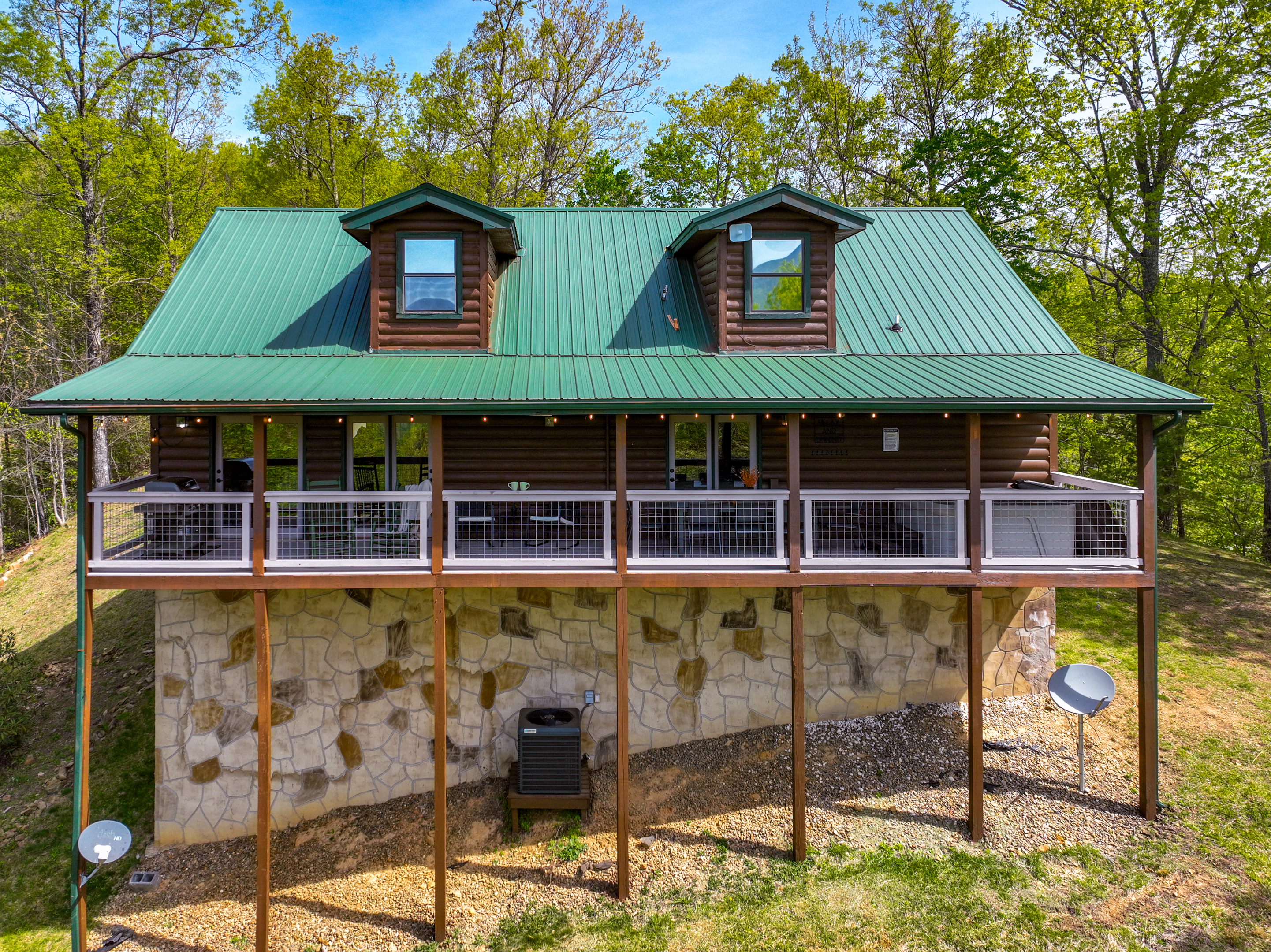 Gatlinburg, Tennessee, 37738, United States, 3 Bedrooms Bedrooms, ,2 BathroomsBathrooms,Residential,For Sale,1987408