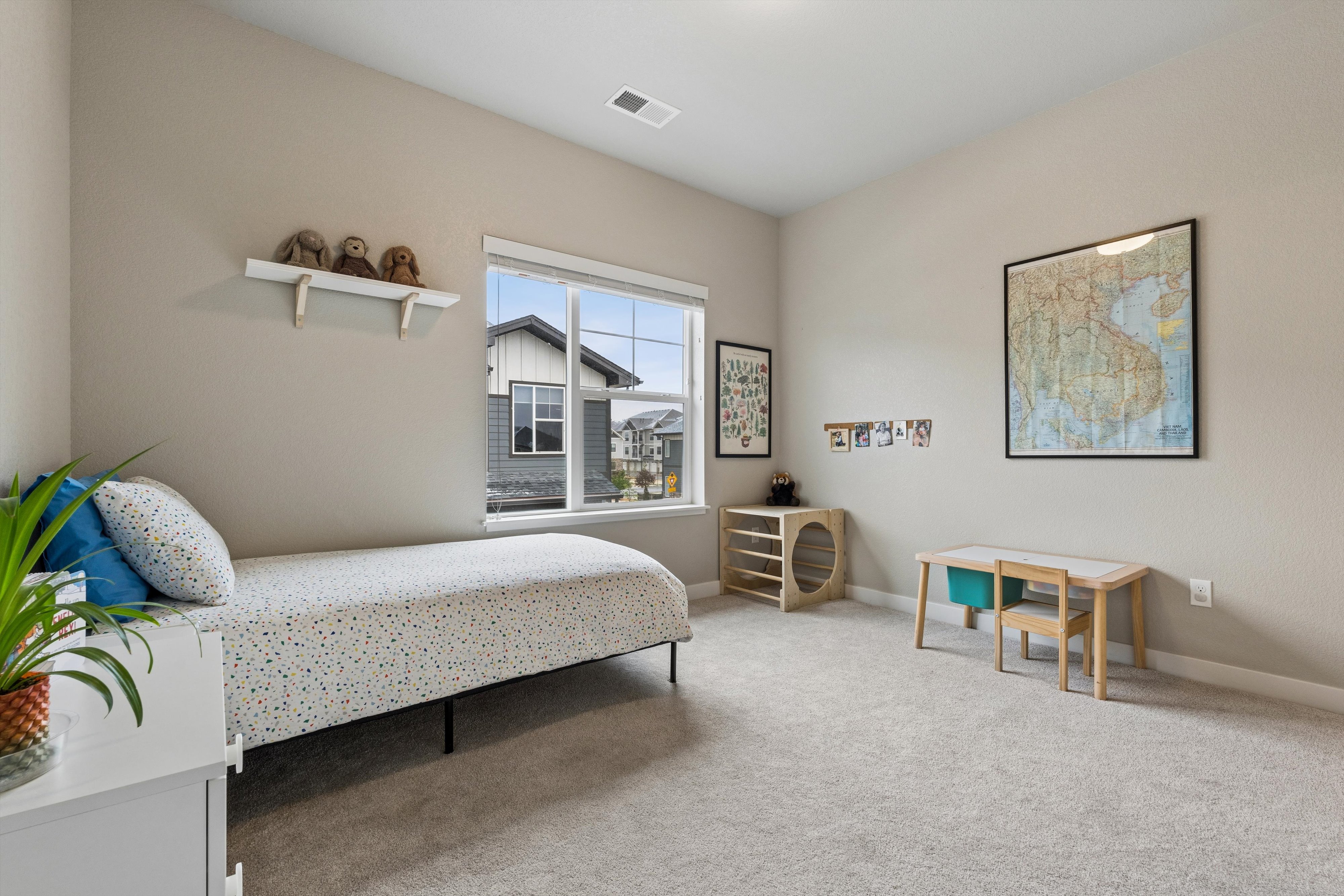  Beautifully Maintained 3-Bed, 3-Bath End Unit Home with an Attached 2-Car Garage - 物件實景