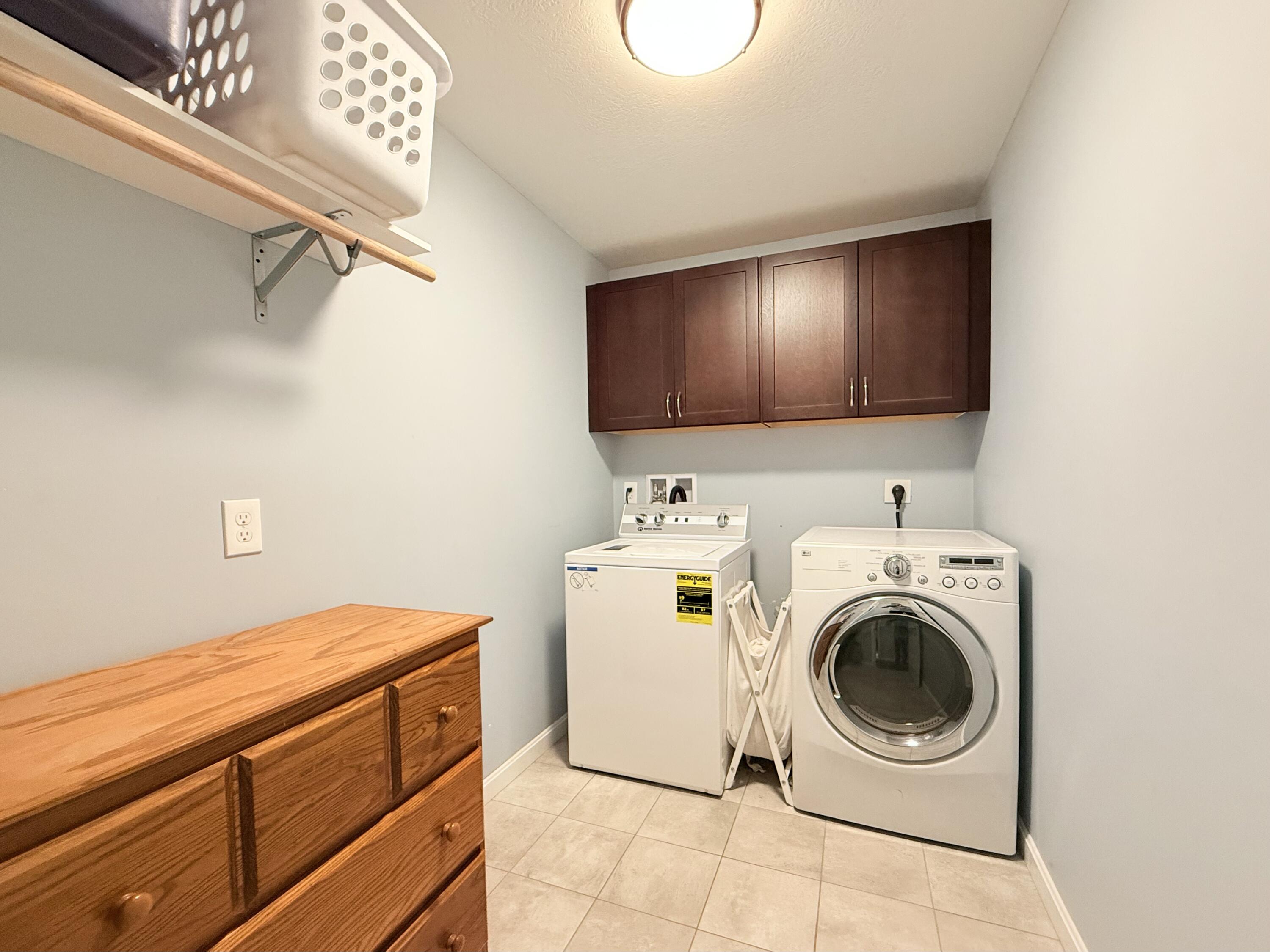 Kennebunk, Maine, 04043, United States, 3 Bedrooms Bedrooms, ,2 BathroomsBathrooms,Residential,For Sale,1897189