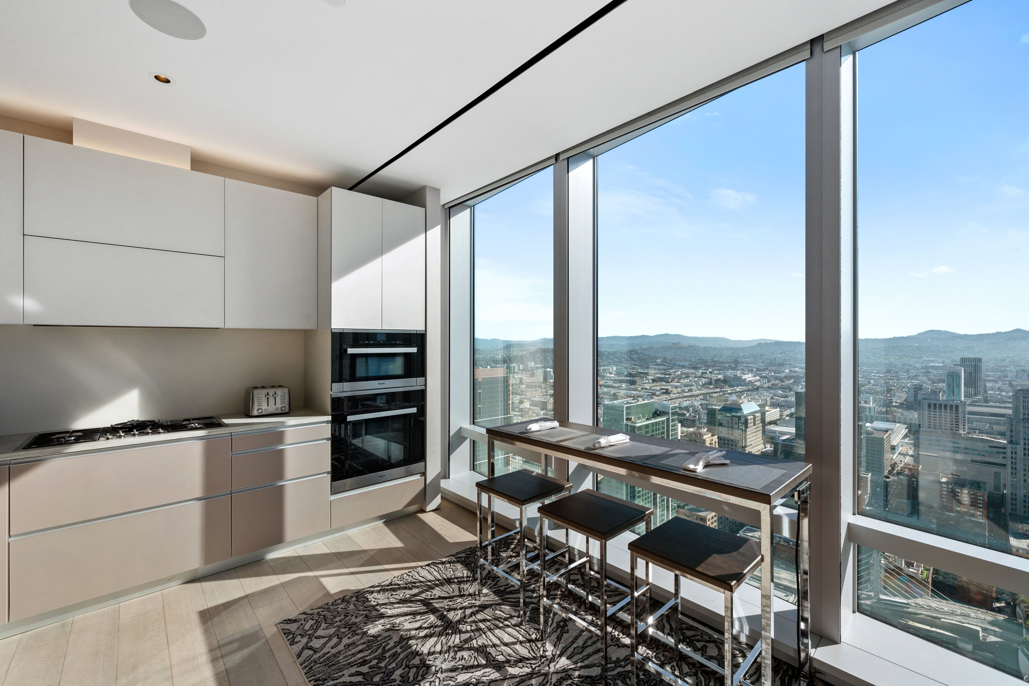  Wrapped in Glass. Enveloped by Views. - 物件實景