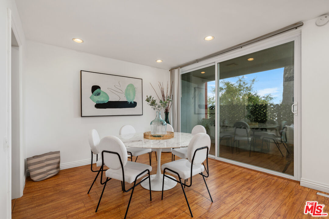 Sherman Oaks, California, 91423, United States, 3 Bedrooms Bedrooms, ,3 BathroomsBathrooms,Residential,For Sale,1927164