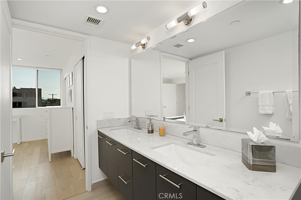 Los Angeles, California, 90019, United States, 2 Bedrooms Bedrooms, ,3 BathroomsBathrooms,Residential,For Sale,1990978