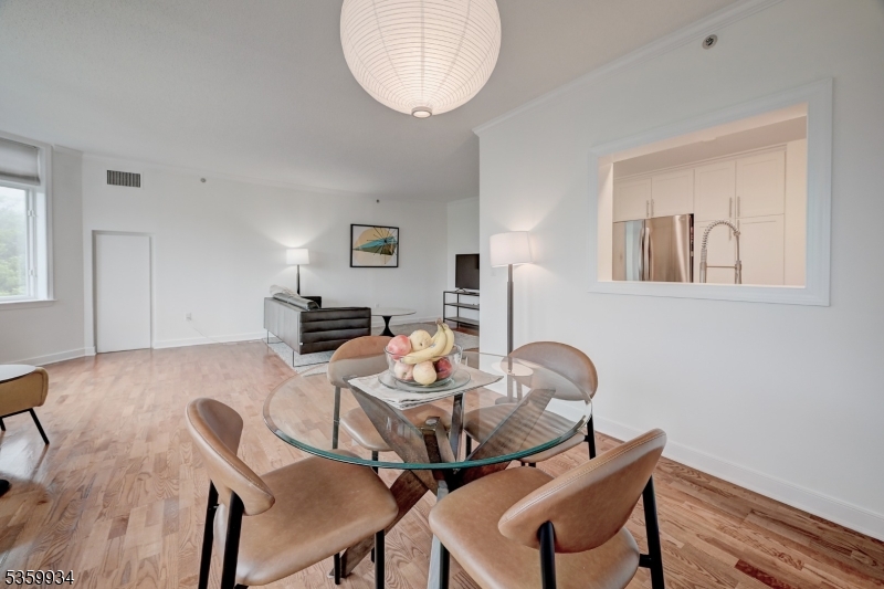 Maplewood Twp., New Jersey, 07040, United States, 2 Bedrooms Bedrooms, ,3 BathroomsBathrooms,Residential,For Sale,1913781