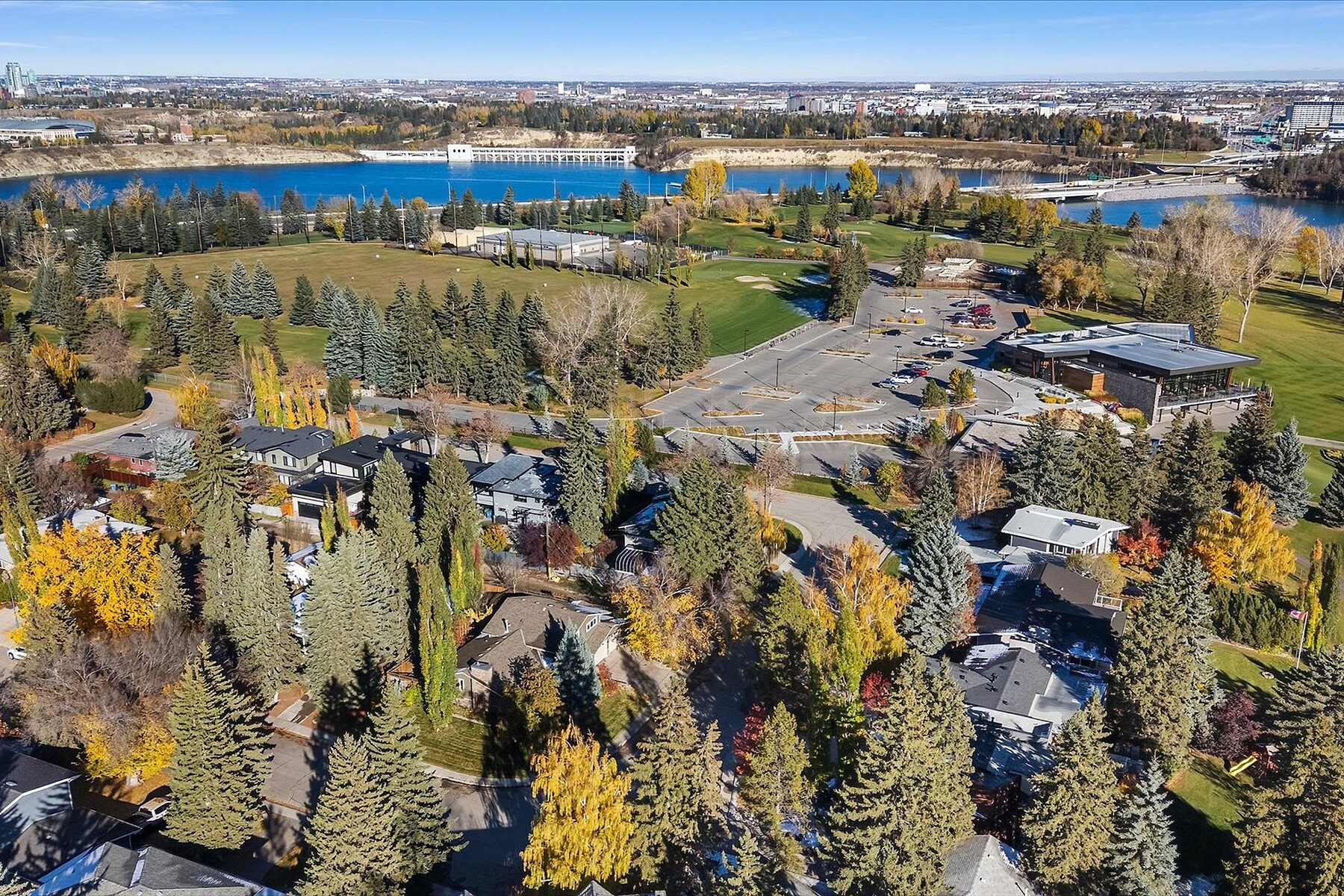  6526 Laurentian Way SW - 物件實景