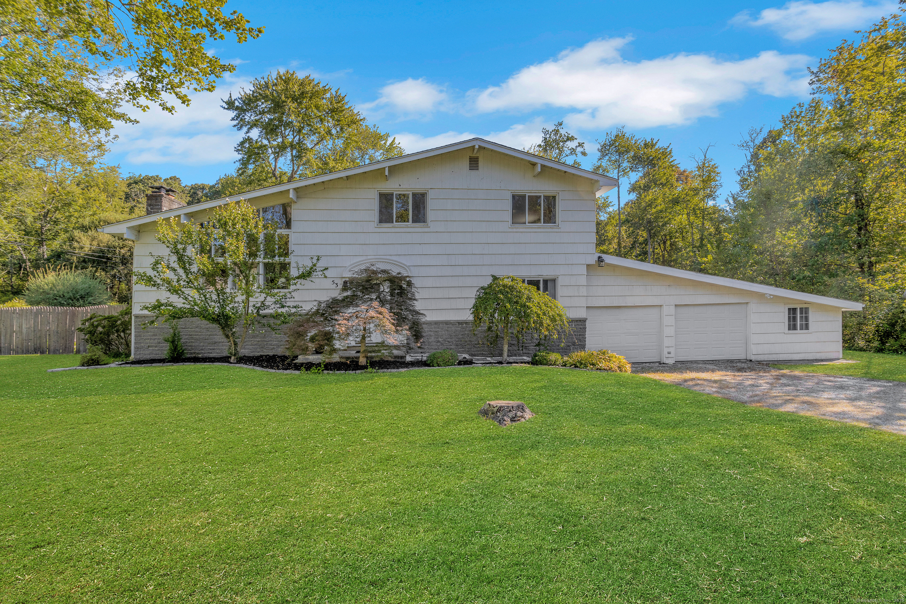 Brookfield, Connecticut, 06804, United States, 3 Bedrooms Bedrooms, ,2 BathroomsBathrooms,Residential,For Sale,1934306