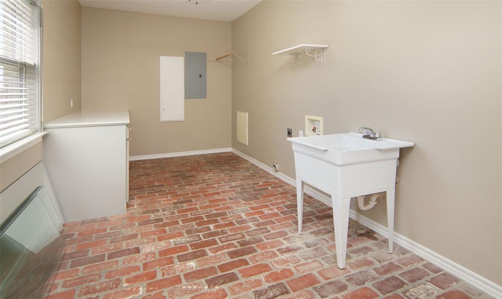 Weatherford, Texas, 76088, United States, 3 Bedrooms Bedrooms, ,3 BathroomsBathrooms,Residential,For Sale,1974096