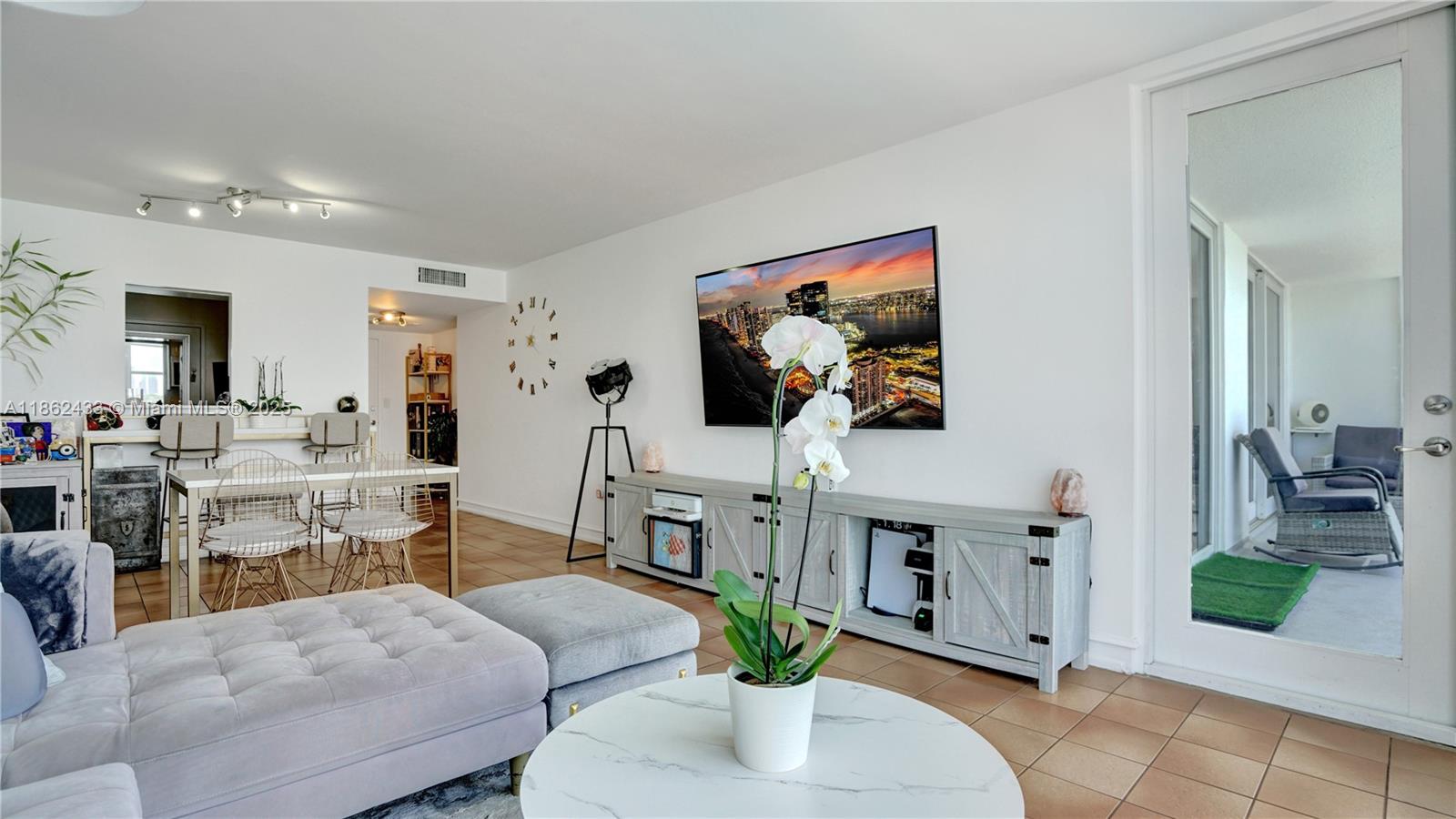 Miami Beach, Florida, 33139, United States, 2 Bedrooms Bedrooms, ,2 BathroomsBathrooms,Residential,For Sale,1925367
