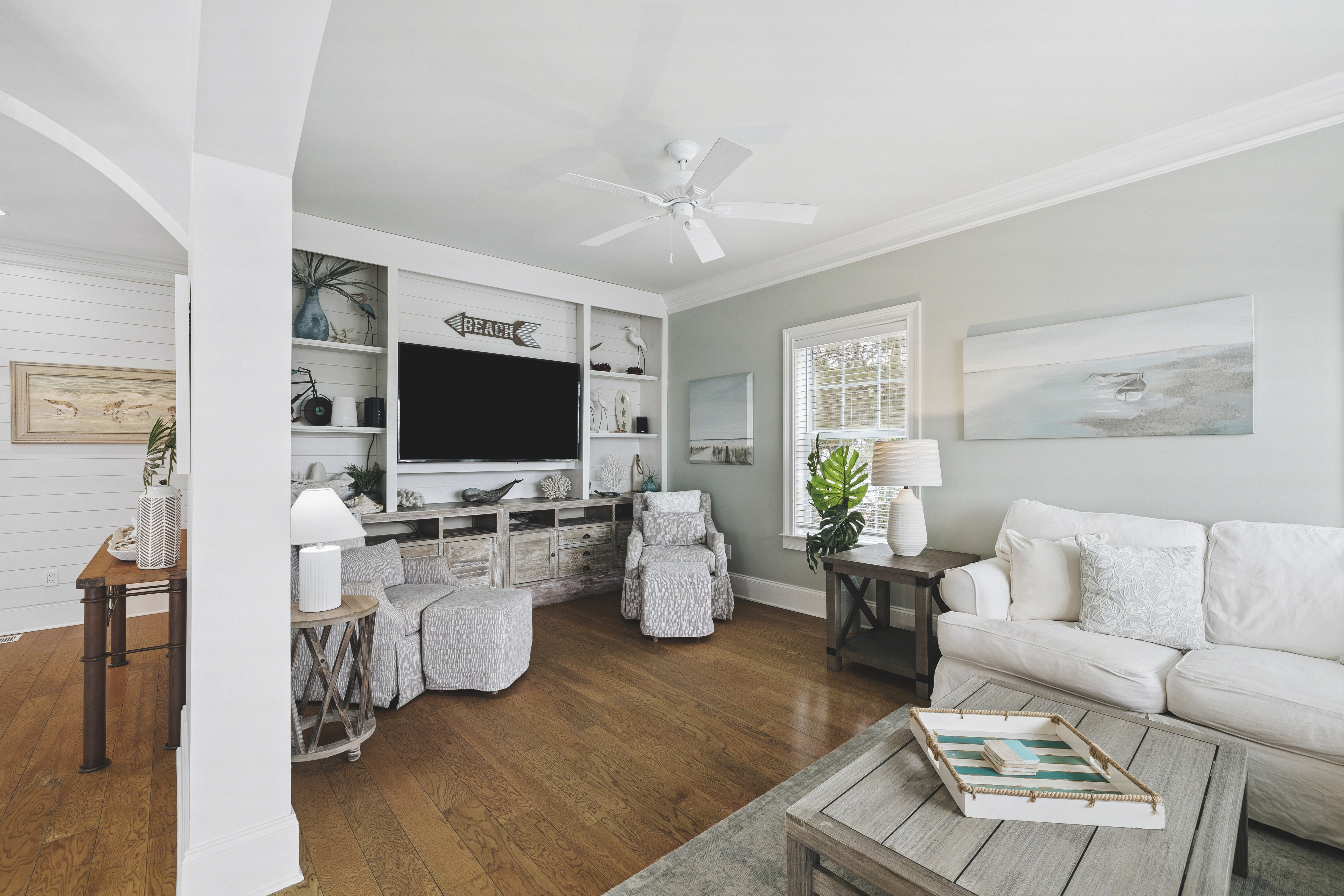  Updated Coastal Retreat With Courtyard Pool And Carriage House - 物件實景