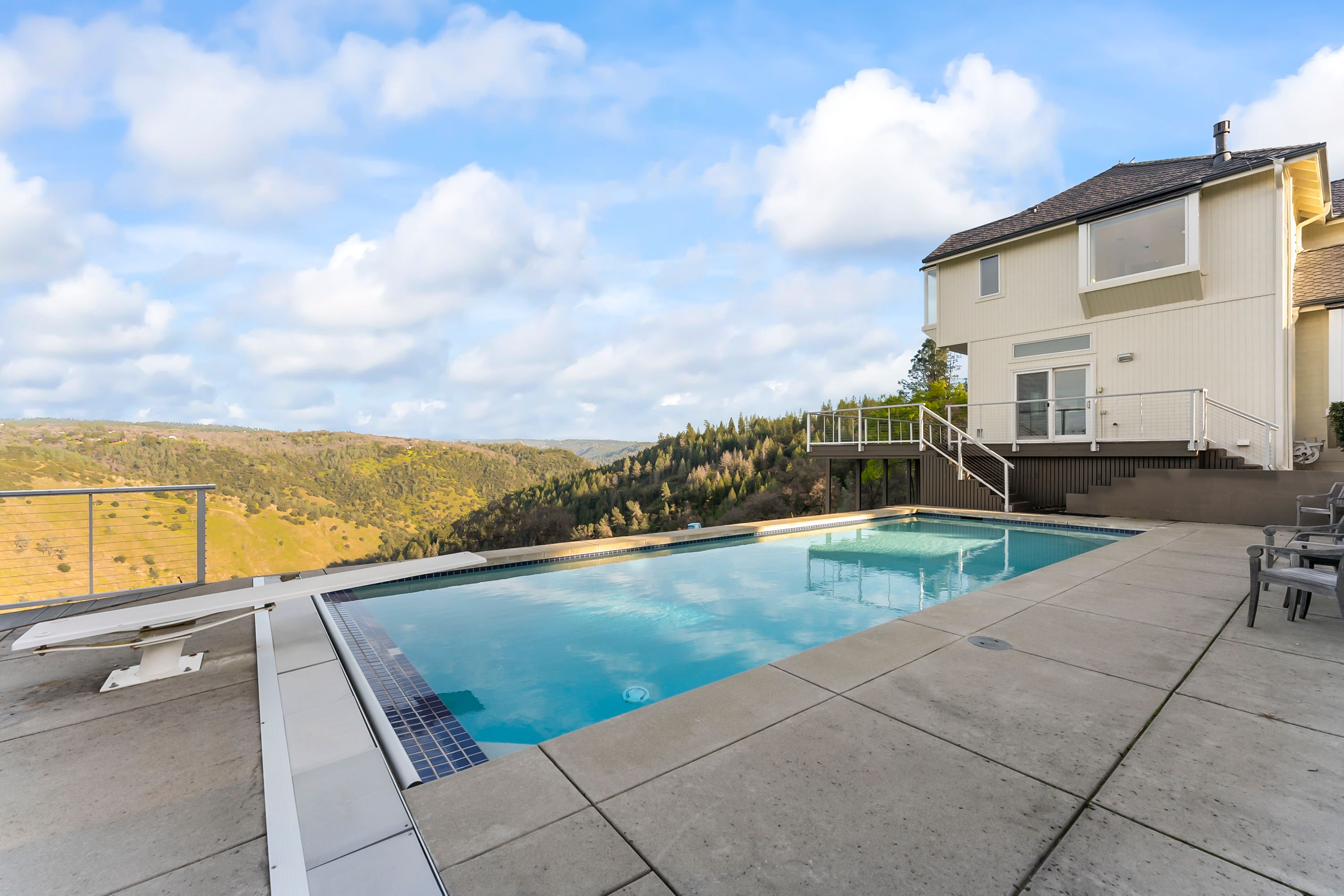  River Views • Pool • A Striking Estate That Makes a Statement - 物件實景