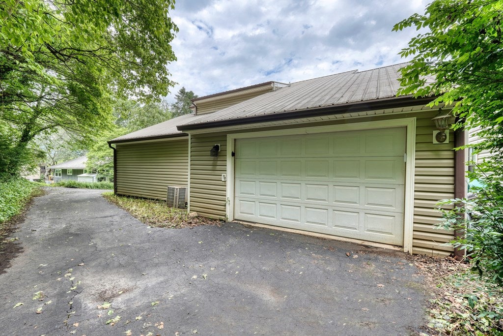 Hayesville, North Carolina, 28904, United States, 3 Bedrooms Bedrooms, ,3 BathroomsBathrooms,Residential,For Sale,1862322