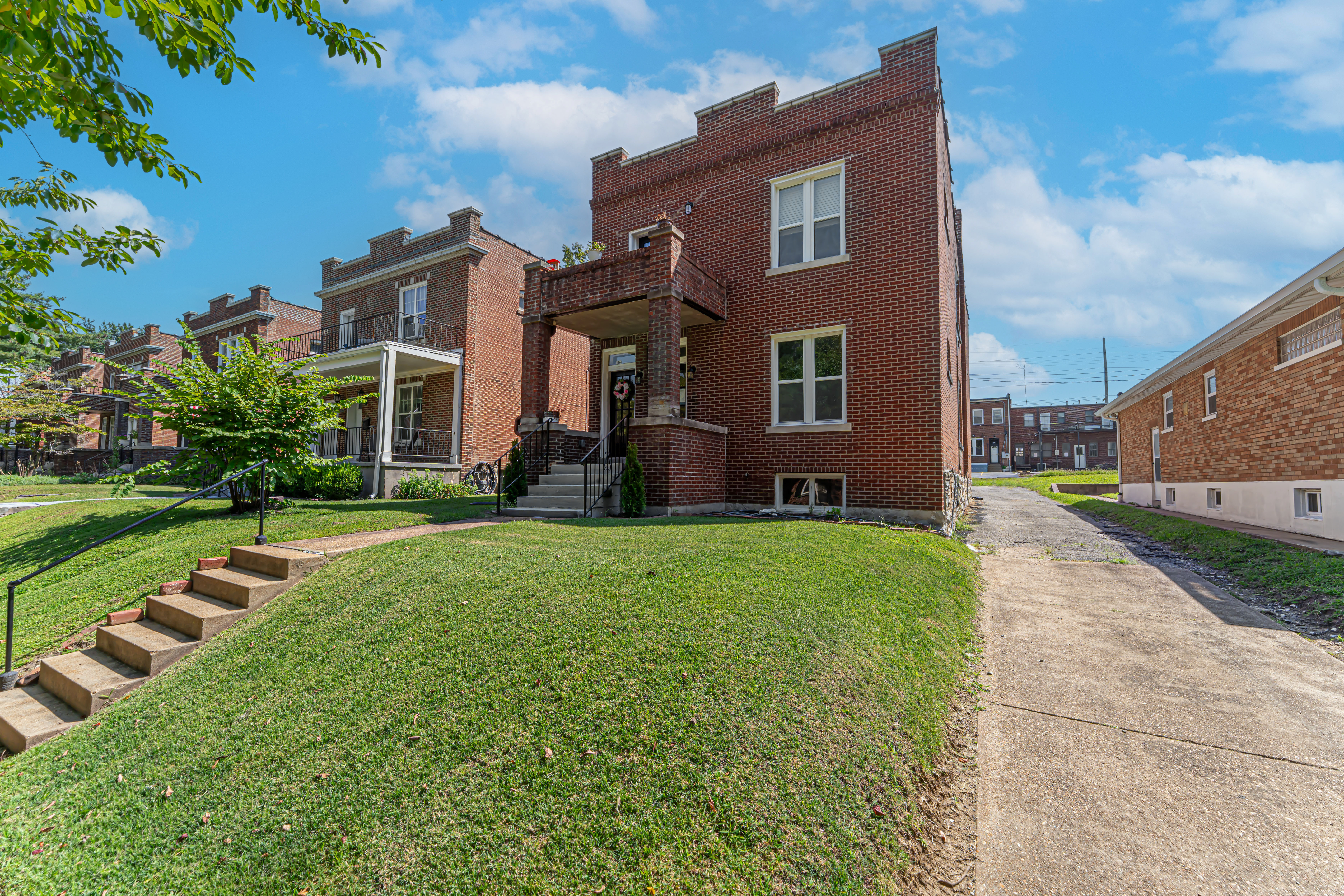  Renovated Richmond Heights Two-Family - 物件實景