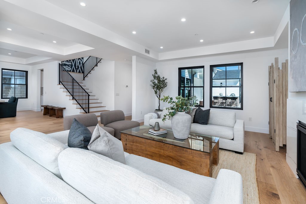 Newport Beach, California, 92663, United States, 4 Bedrooms Bedrooms, ,5 BathroomsBathrooms,Residential,For Sale,1708501