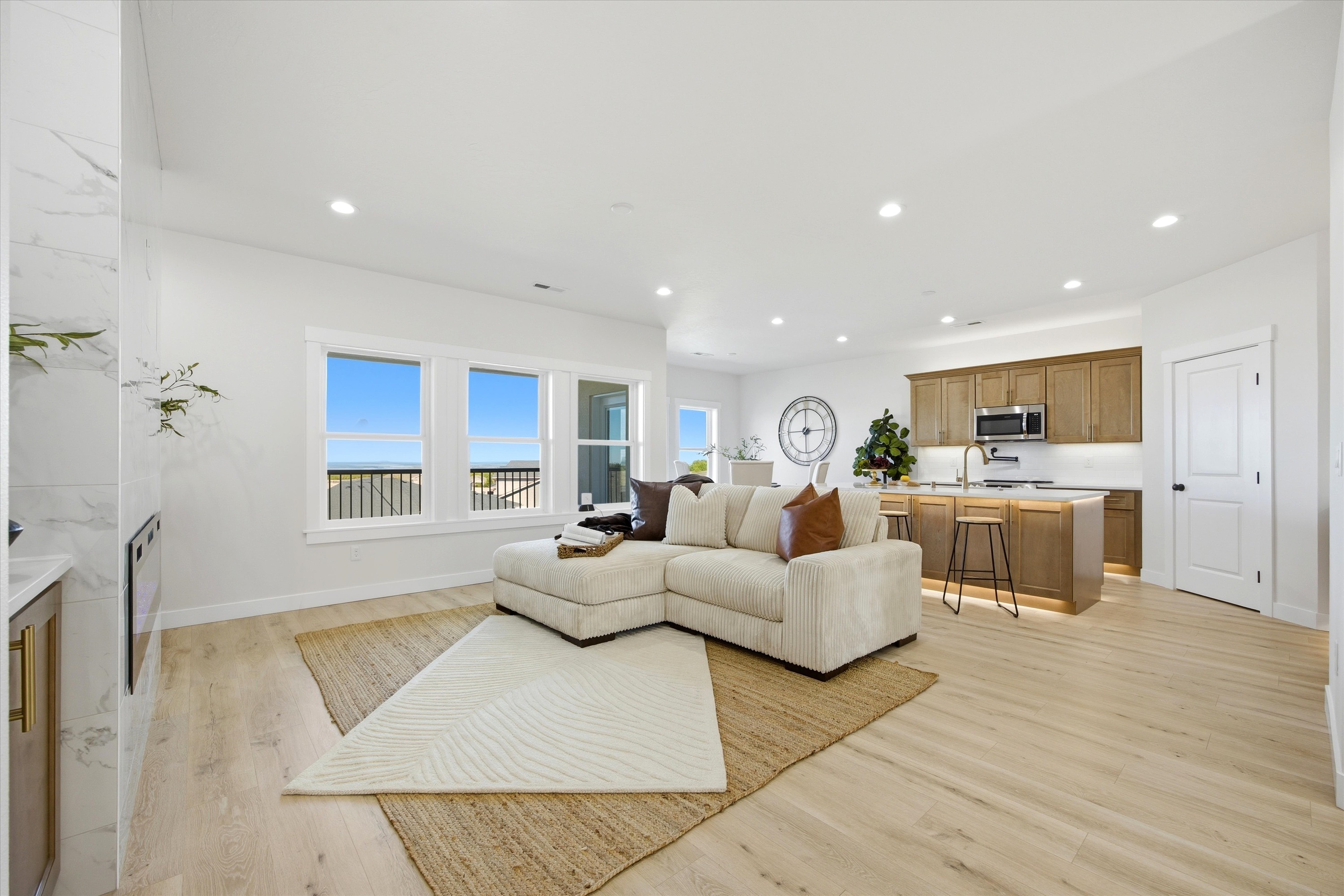  New 5-Bed Home w/ Daylight Basement & 3-Car Garage - 物件實景