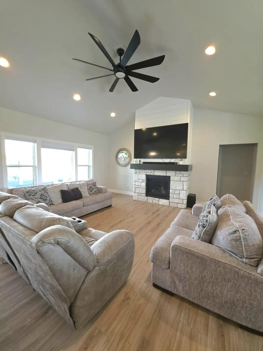 Manitowoc, Wisconsin, 54220, United States, 5 Bedrooms Bedrooms, ,3 BathroomsBathrooms,Residential,For Sale,1950077