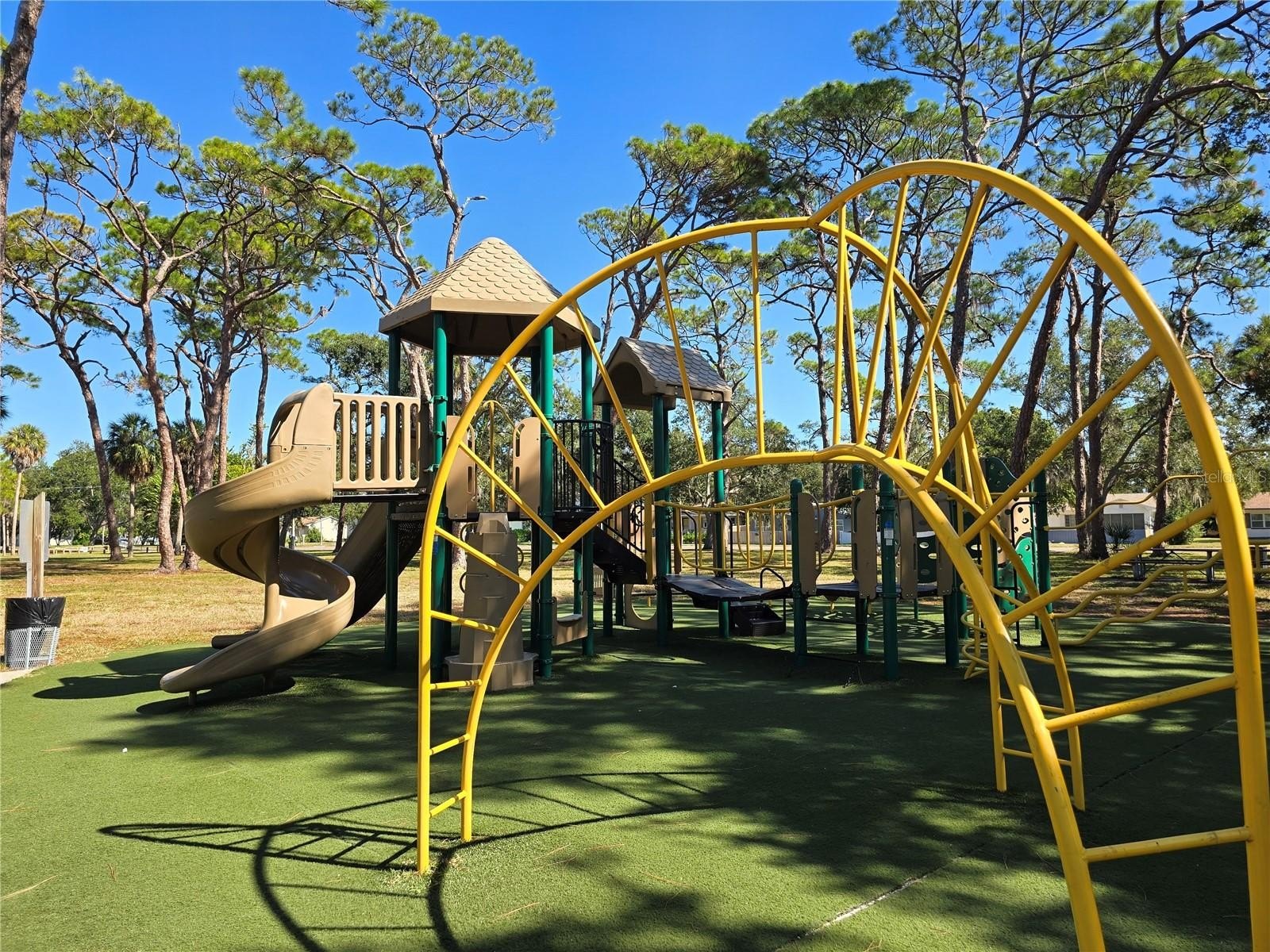 ST PETERSBURG, Florida, 33705, United States, 3 Bedrooms Bedrooms, ,2 BathroomsBathrooms,Residential,For Sale,1989946