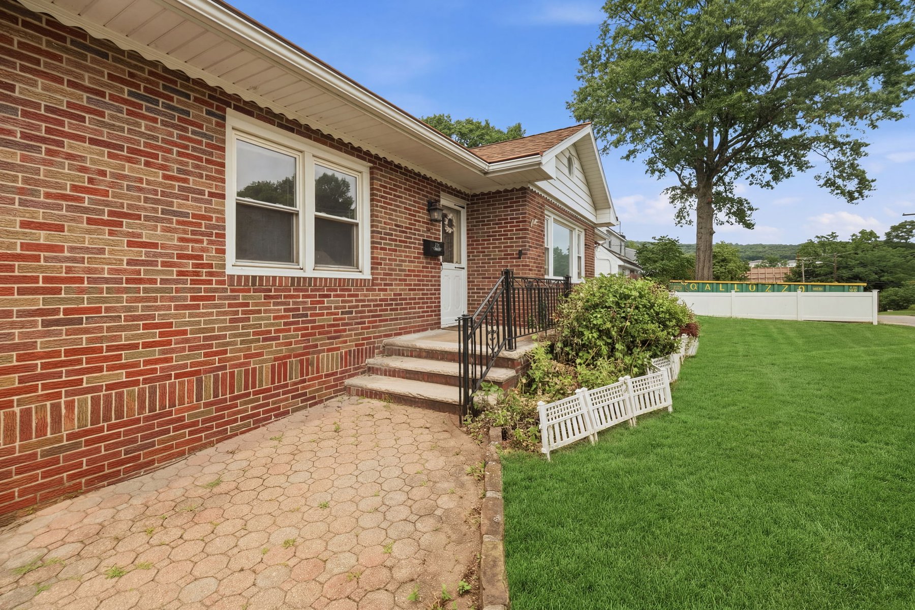  Charming Brick Ranch Home Ready for Your Vision - 物件實景