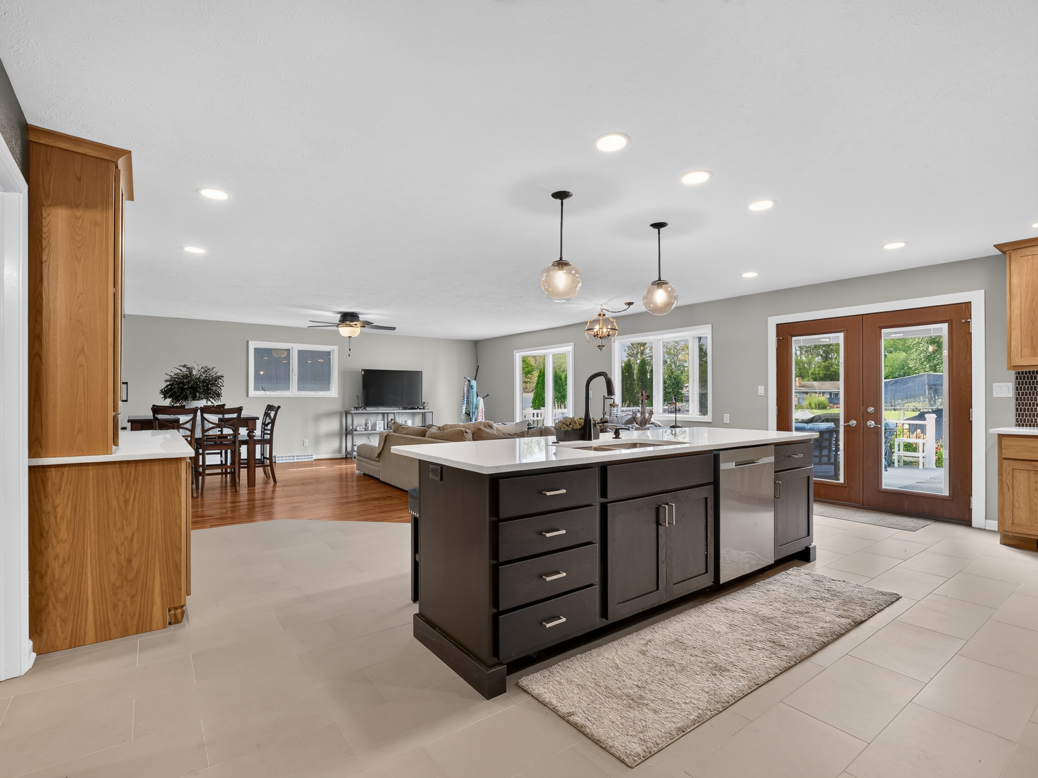  5 Bedroom Home with Lake Wawasee Channel Frontage - 物件實景