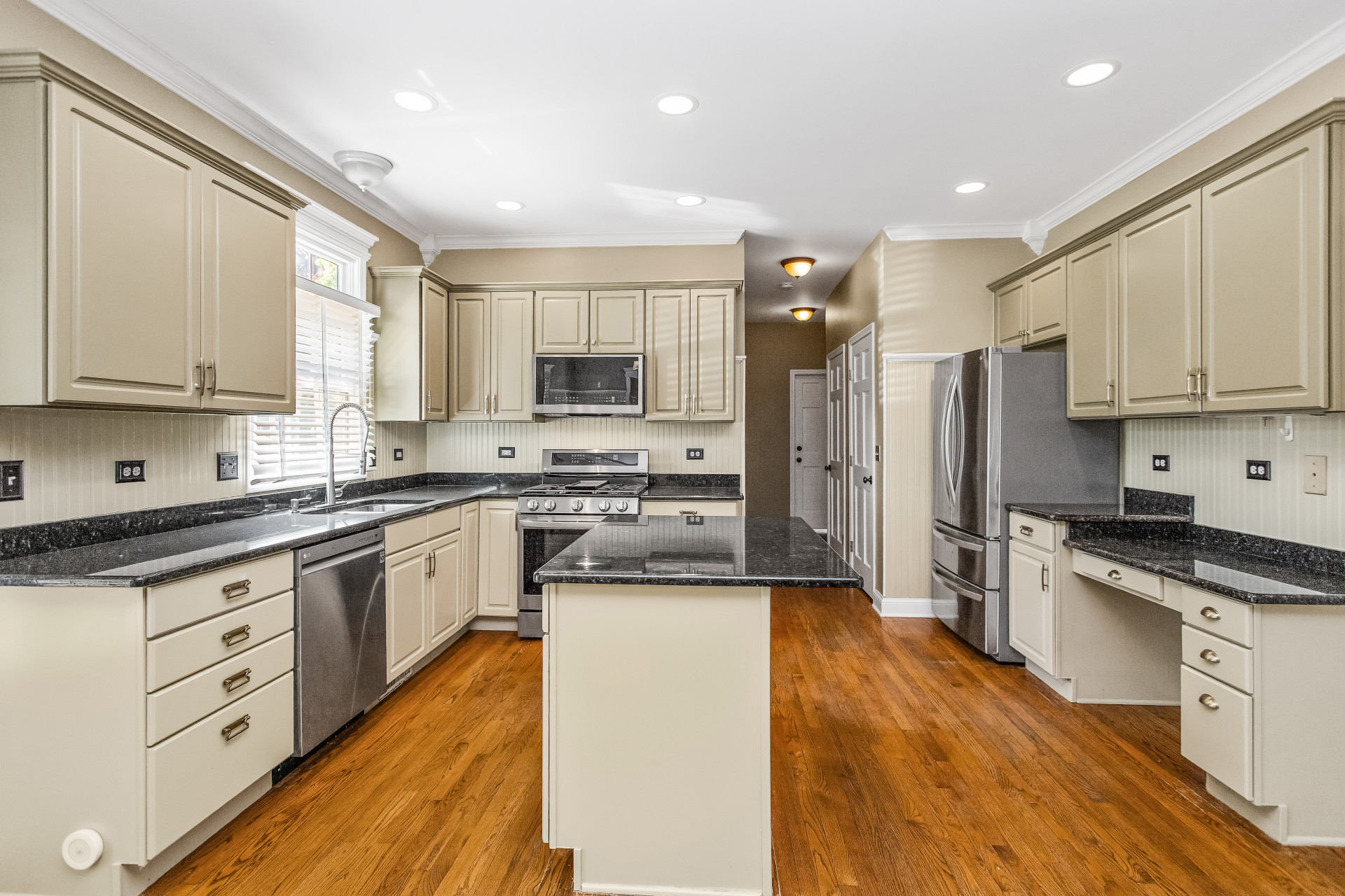  Stunning Corner Lot Brick and Cedar Georgian Estate - 物件實景