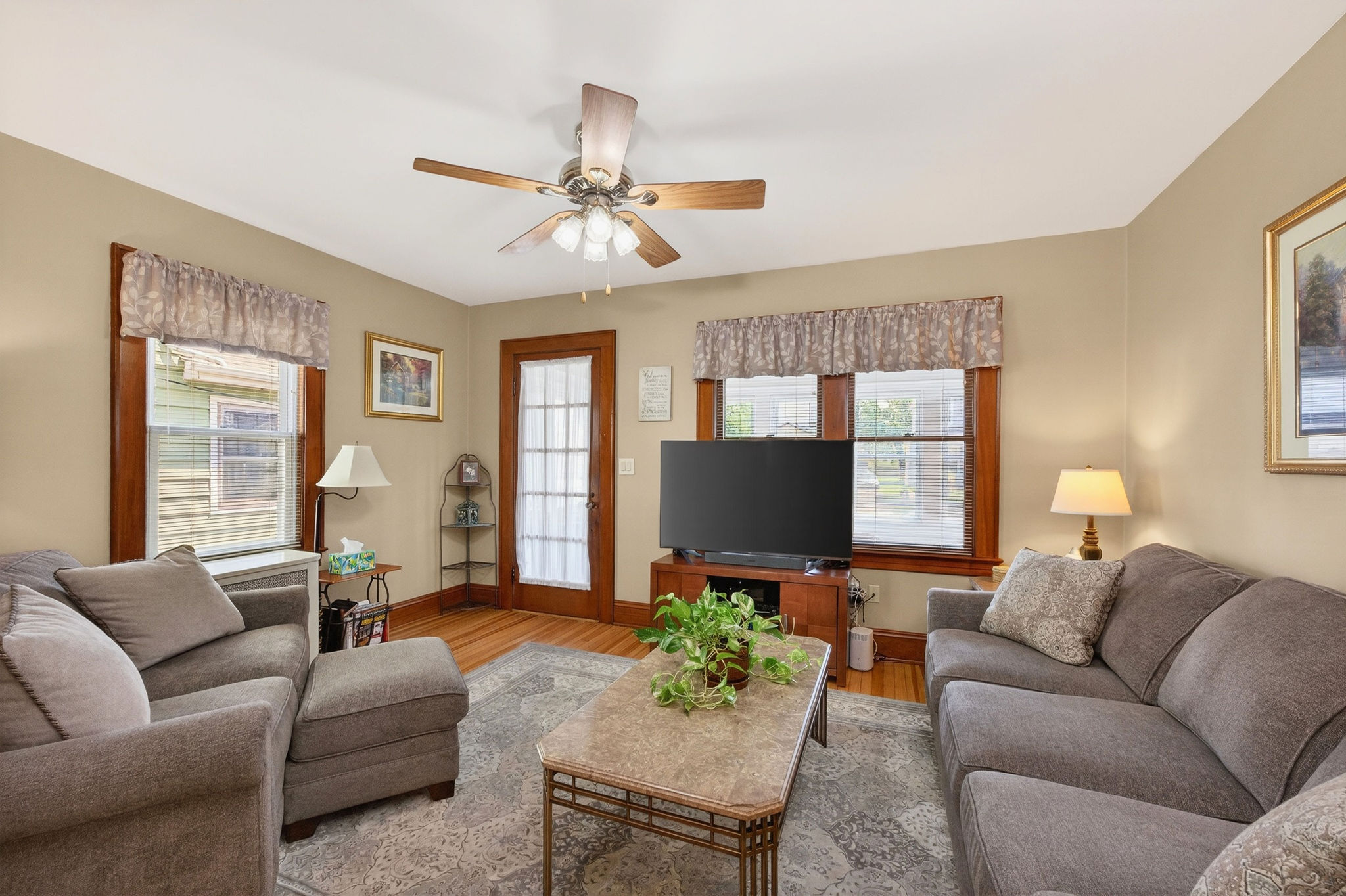  Colonial Home Blends Timeless Charm with Comfortable Everyday Living - 物件實景