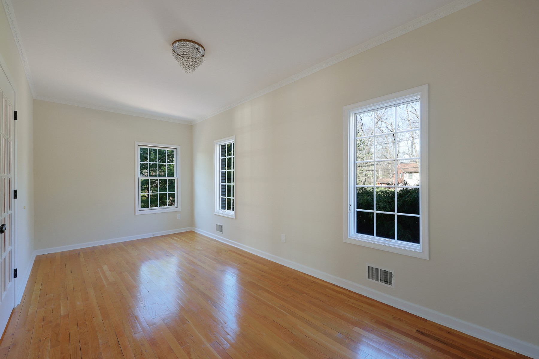  Impressive Seven Bedroom Colonial Offer Privacy and Practicality - 物件實景