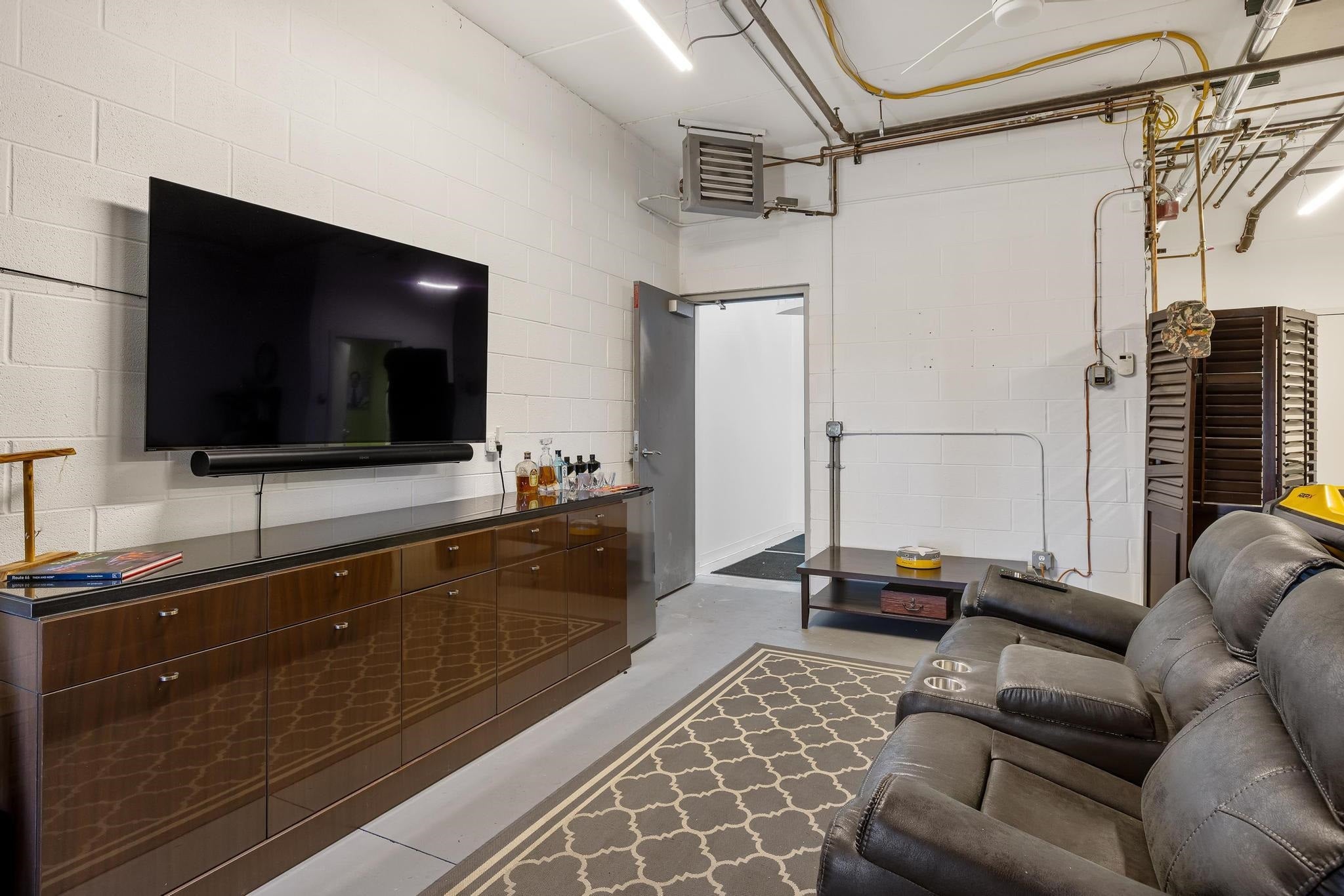 Harrison Twp, Michigan, 48045, United States, 2 Bedrooms Bedrooms, ,3 BathroomsBathrooms,Residential,For Sale,1979598