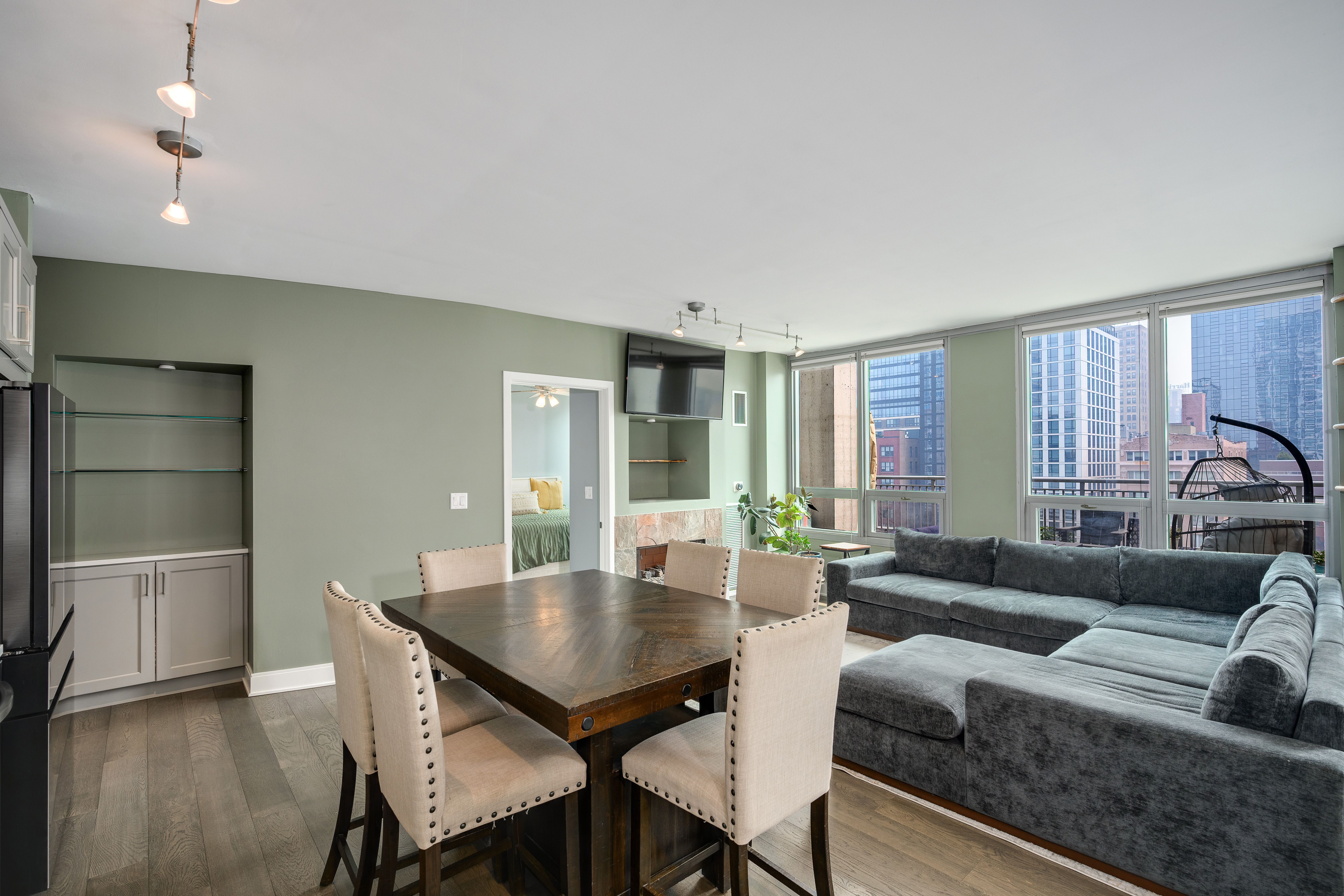  Experience Elevated City Living in This Beautifully Renovated Corner Residence - 物件實景