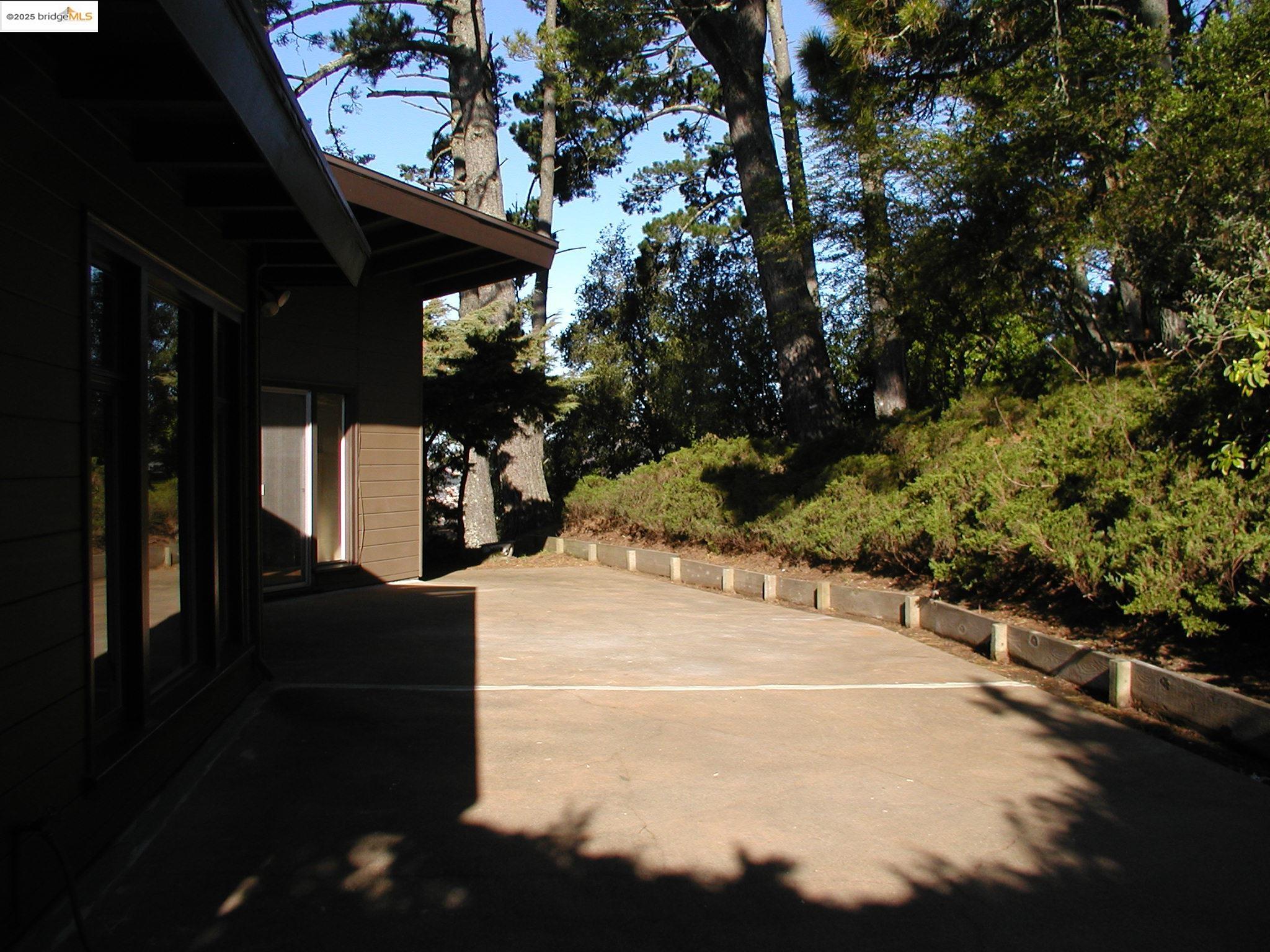 Oakland, California, 94611, United States, 2 Bedrooms Bedrooms, ,1 BathroomBathrooms,Residential,For Sale,1803995